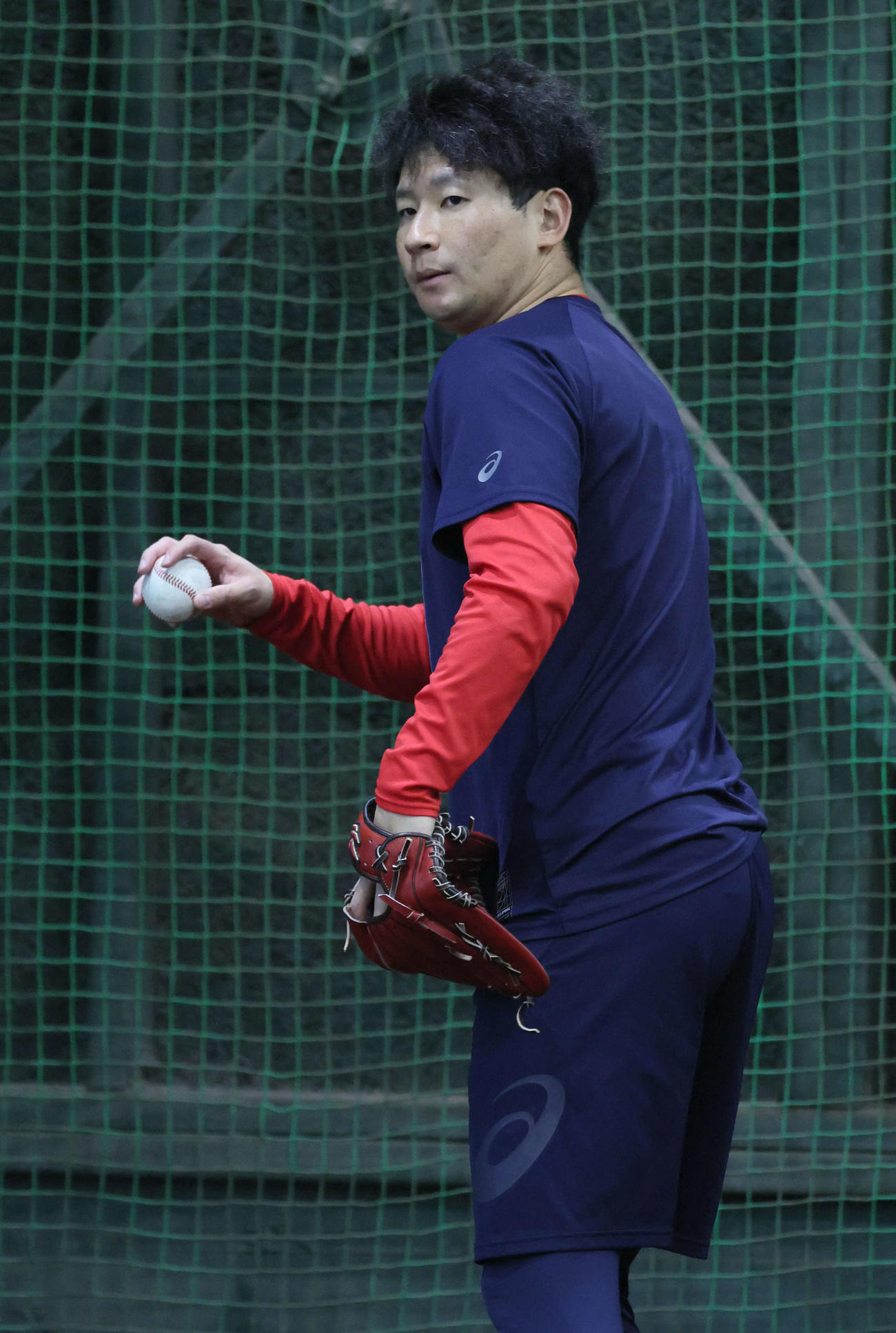ブルペンで投球練習をする広島島内（撮影・加藤孝規）