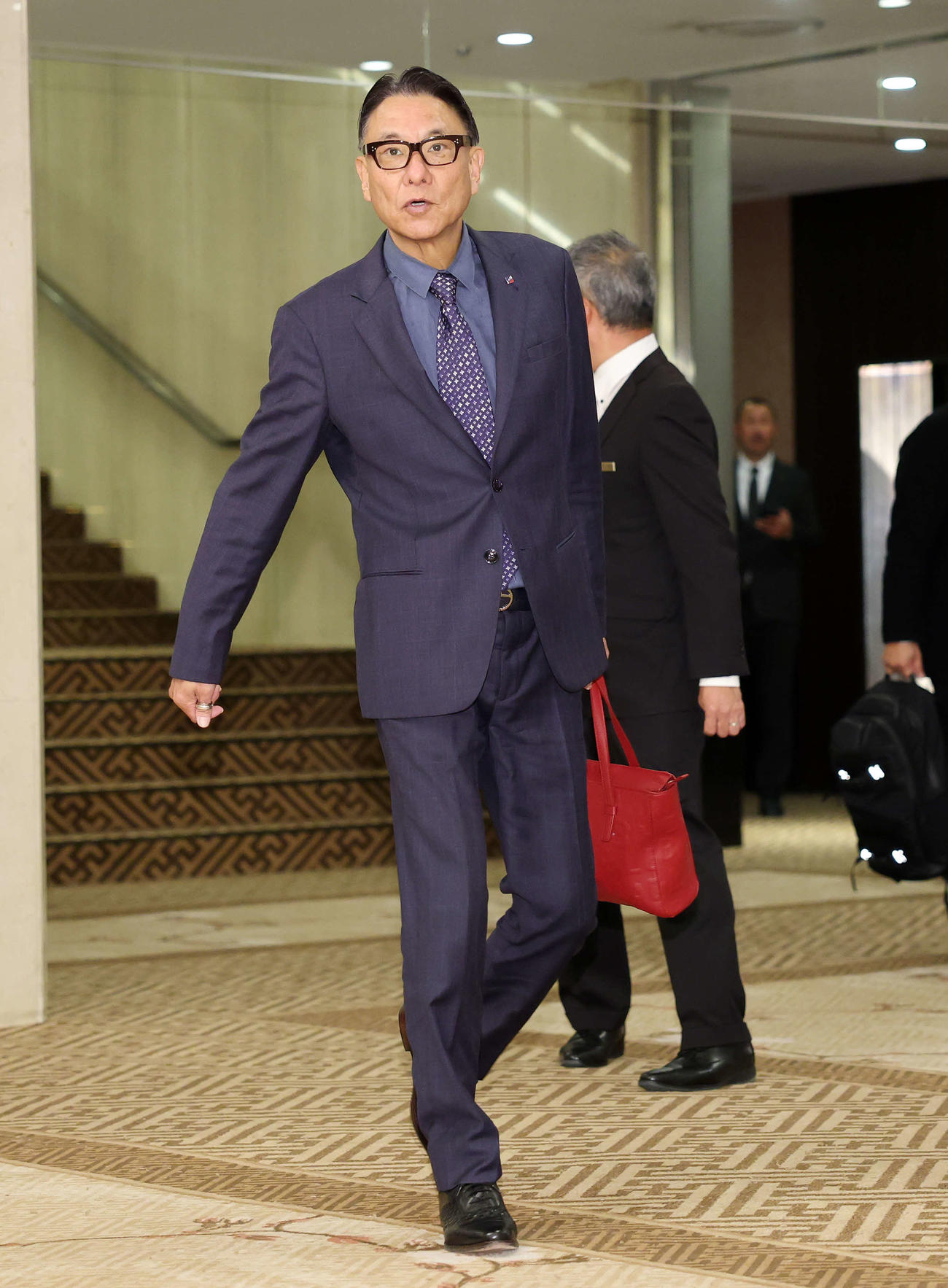 会場入りするヤクルト池山監督（撮影・鈴木正人）