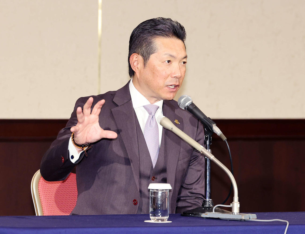 会見するソフトバンク小久保監督（撮影・鈴木正人）