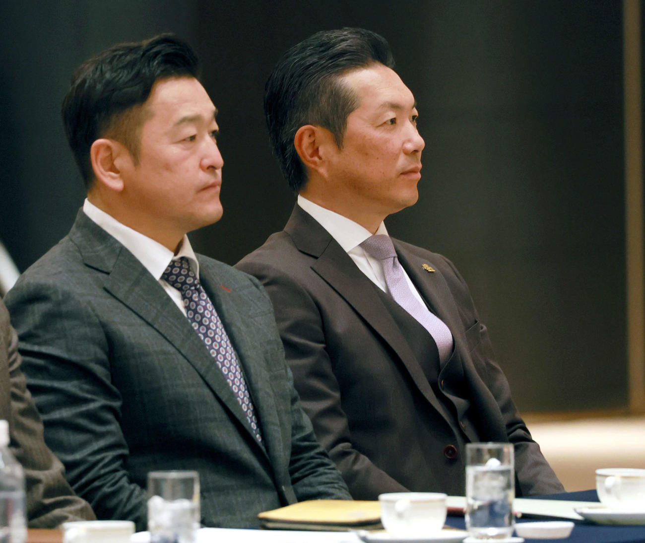 12球団監督会議に臨むソフトバンク小久保監督（右）ら（代表撮影）