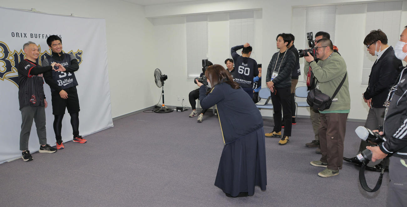 新人選手を対象に行われた「ファンサービスの大切さを伝える講習」で記念撮影のハートマーク作りを実践するオリックス藤川左から2人目）と講師を務めた中島事業推進部副部長（撮影・宮崎幸一）