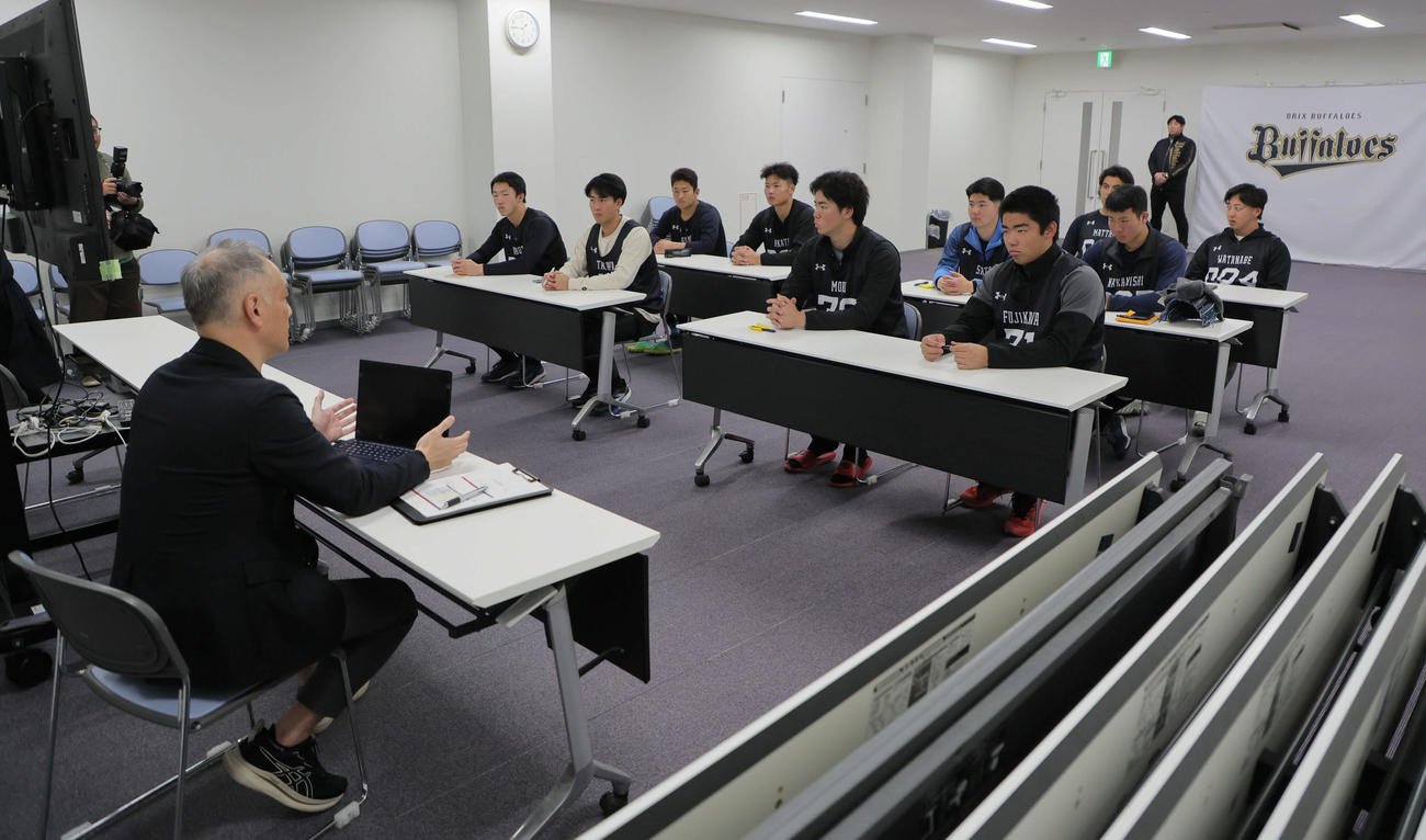 「ファンサービスの大切さを伝える講習」を受けたオリックス藤川敦也（前列右）ら新人選手たち（撮影・宮崎幸一）