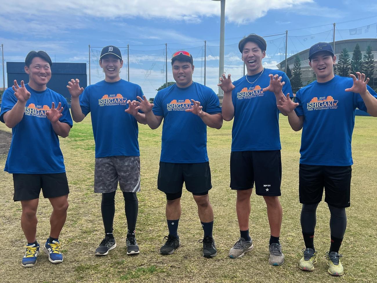 石垣島自主トレでシーサーポーズをする左から西武山田、篠原、平良、成田、龍山（26年1月18日撮影）
