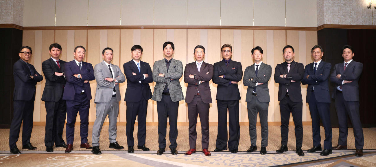 プロ野球12球団監督会議に出席した、左からヤクルト池山監督、広島新井監督、中日井上監督、巨人阿部監督、DeNA相川監督、阪神藤川監督、ソフトバンク小久保監督、日本ハム新庄監督、オリックス岸田監督、楽天三木監督、西武西口監督、ロッテサブロー監督（代表撮影）
