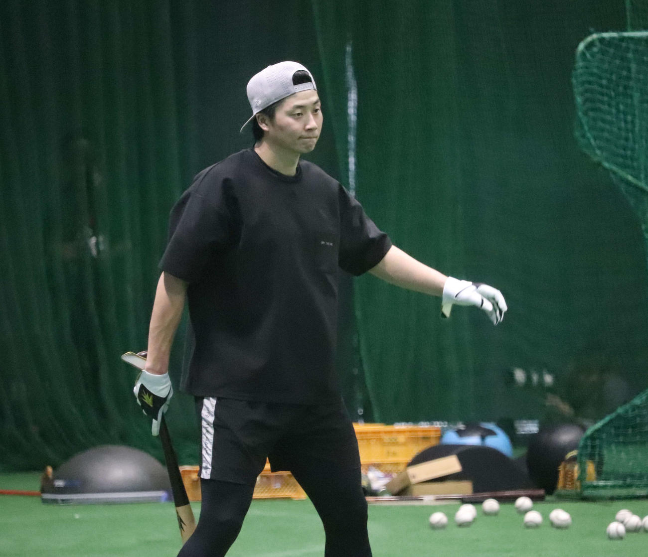 沖縄での自主トレを公開した「チーム坂本」の一員でキャッチボールするオリックス広岡（撮影・小早川宗一郎）