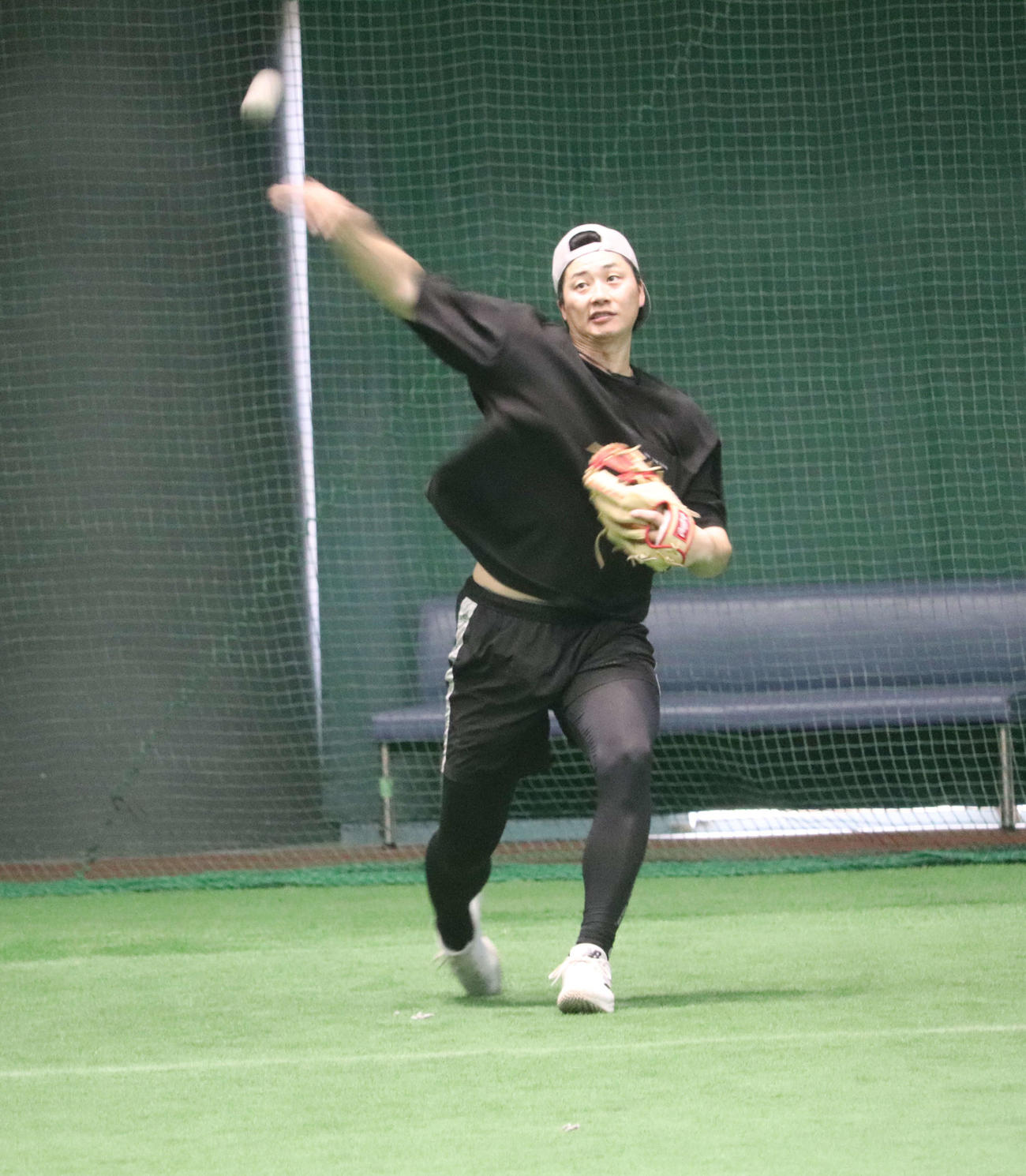 沖縄での自主トレを公開した「チーム坂本」の一員でキャッチボールするオリックス広岡（撮影・小早川宗一郎）