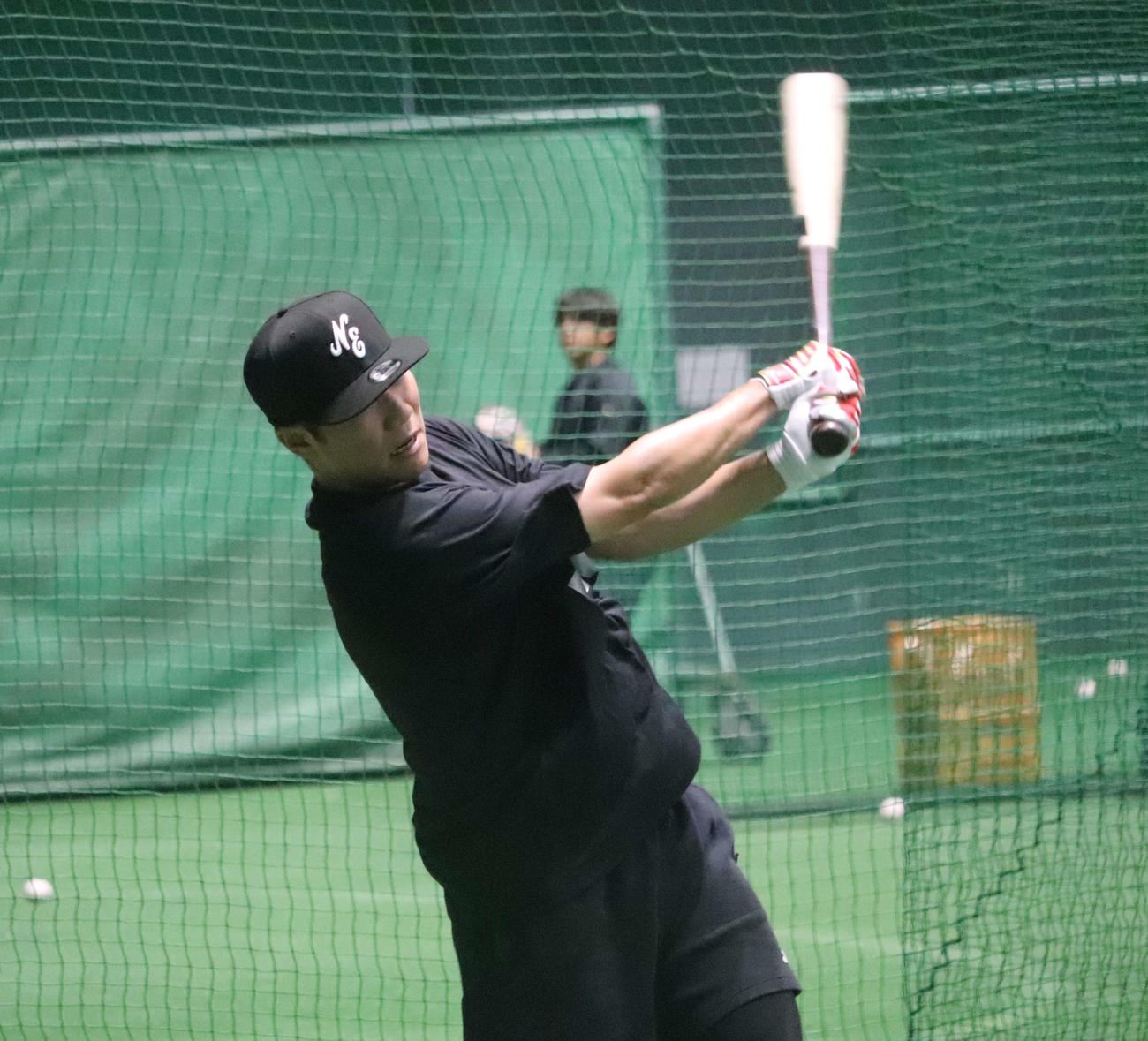 沖縄での自主トレを公開し、打撃練習する巨人坂本（撮影・小早川宗一郎）