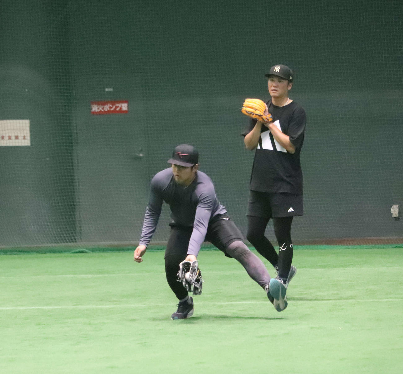 沖縄での自主トレを公開し、ノックを受ける巨人坂本（右）と石塚（撮影・小早川宗一郎）