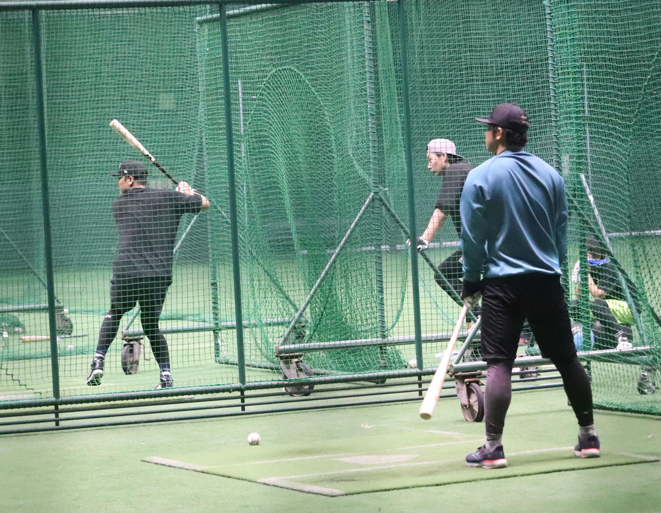 沖縄での自主トレを公開した巨人坂本勇人（左）と隣り合って打撃練習する石塚（右）（撮影・小早川宗一郎）