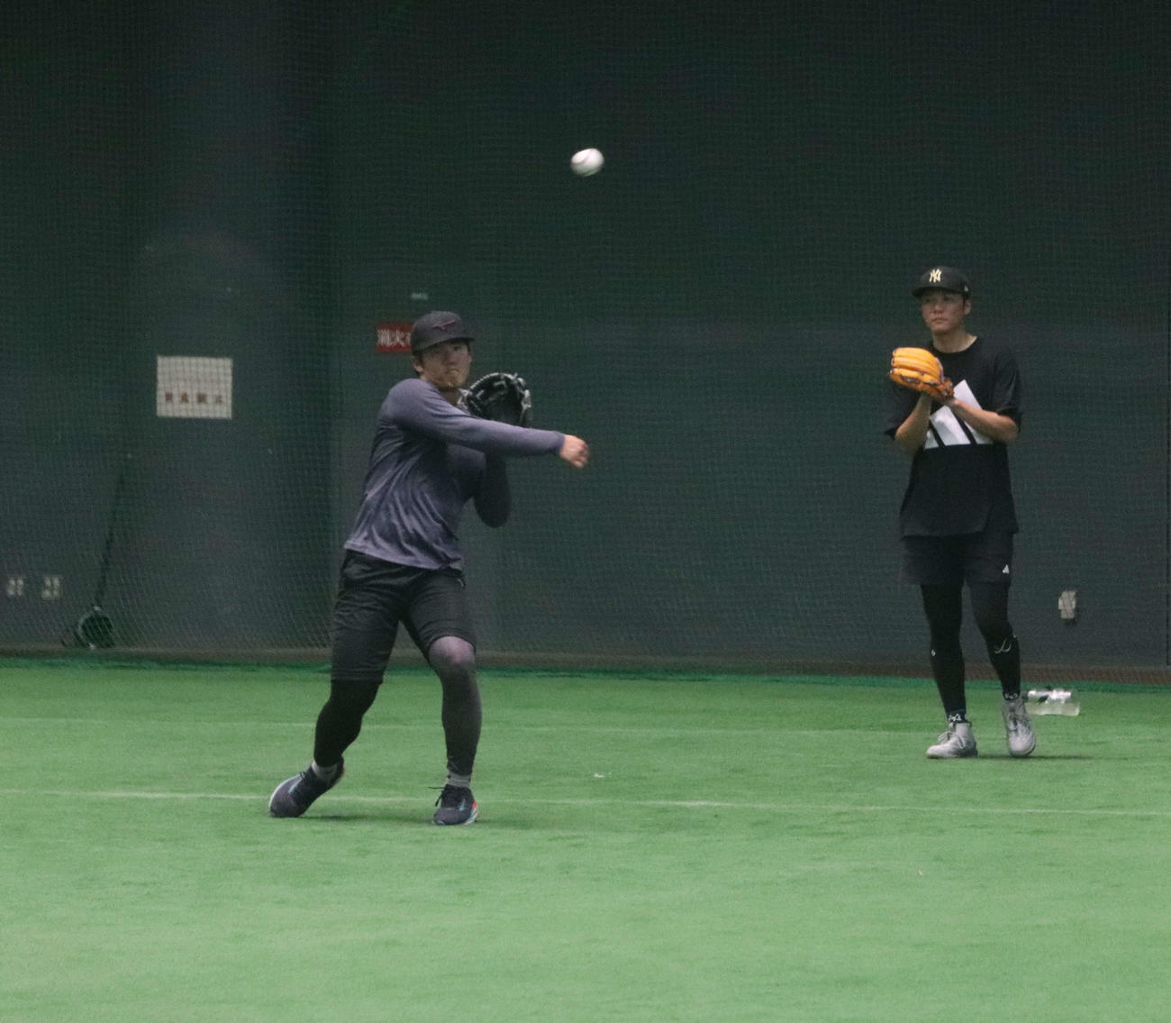 沖縄での自主トレを公開し、順番前後でノックを受ける巨人坂本（右奥）と石塚（左）（撮影・小早川宗一郎）