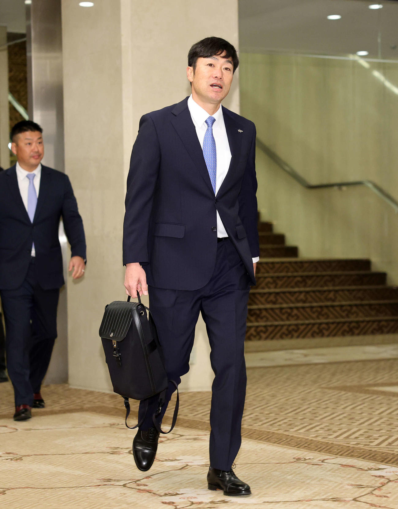 会場入りするDeNA相川監督（撮影・鈴木正人）