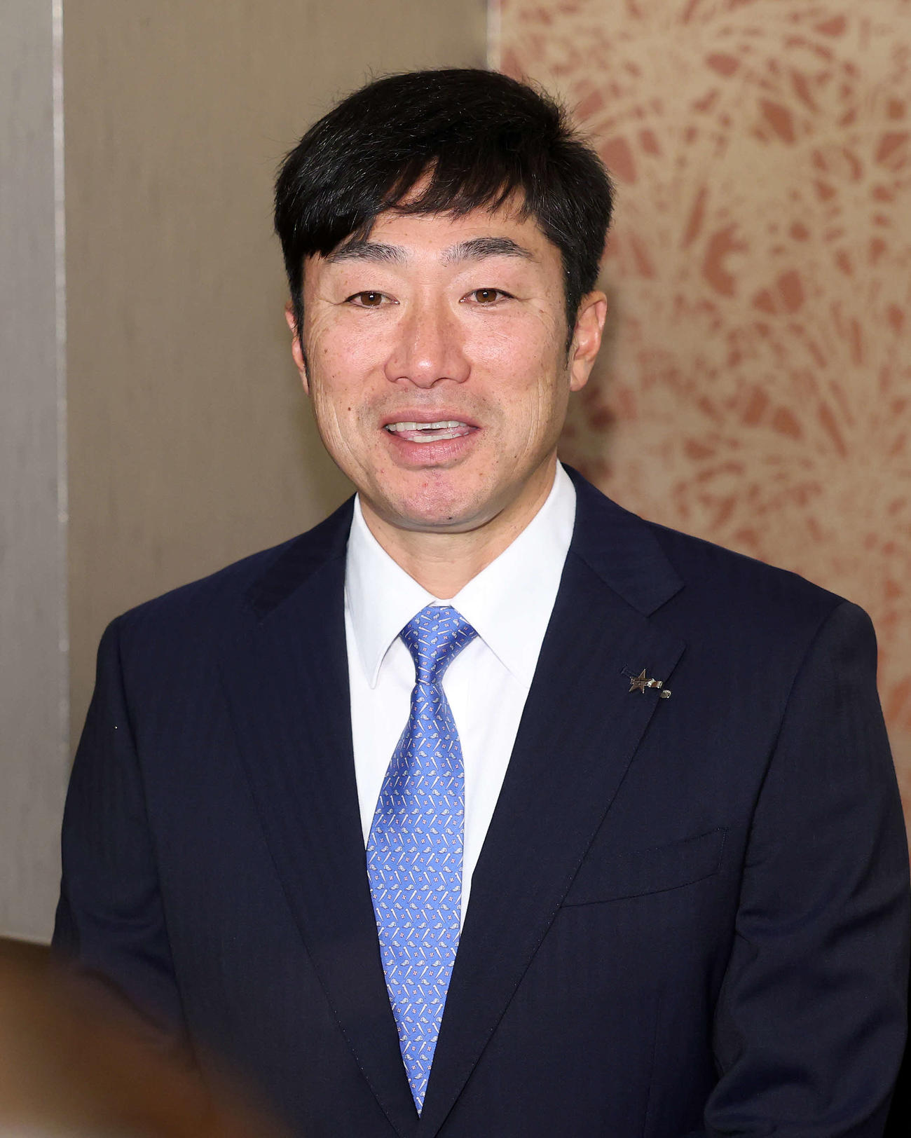 報道陣の質問に答えるDeNA相川監督（撮影・鈴木正人）