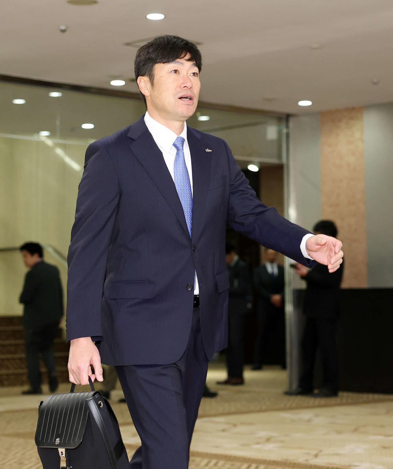 会場入りするDeNA相川監督（撮影・鈴木正人）