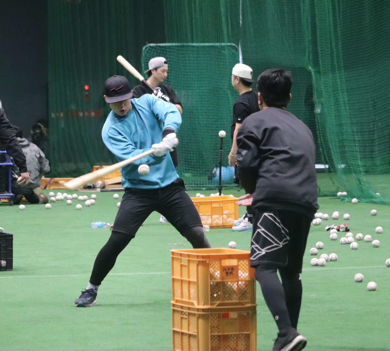 沖縄での自主トレを公開し、打撃練習する巨人石塚（撮影・小早川宗一郎）