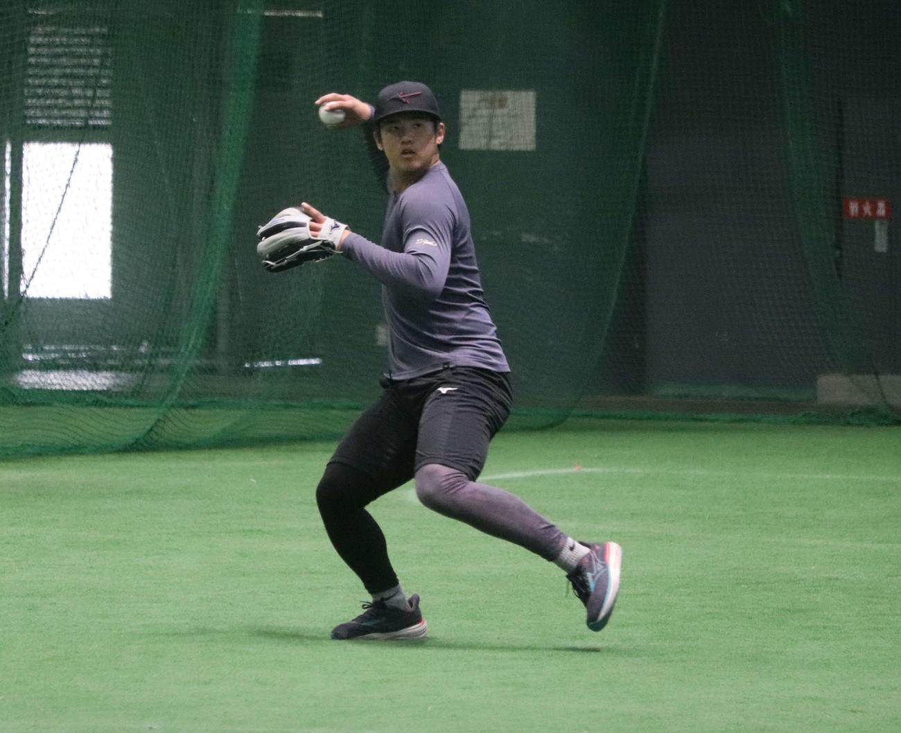 沖縄での自主トレを公開し、守備練習する巨人石塚（撮影・小早川宗一郎）