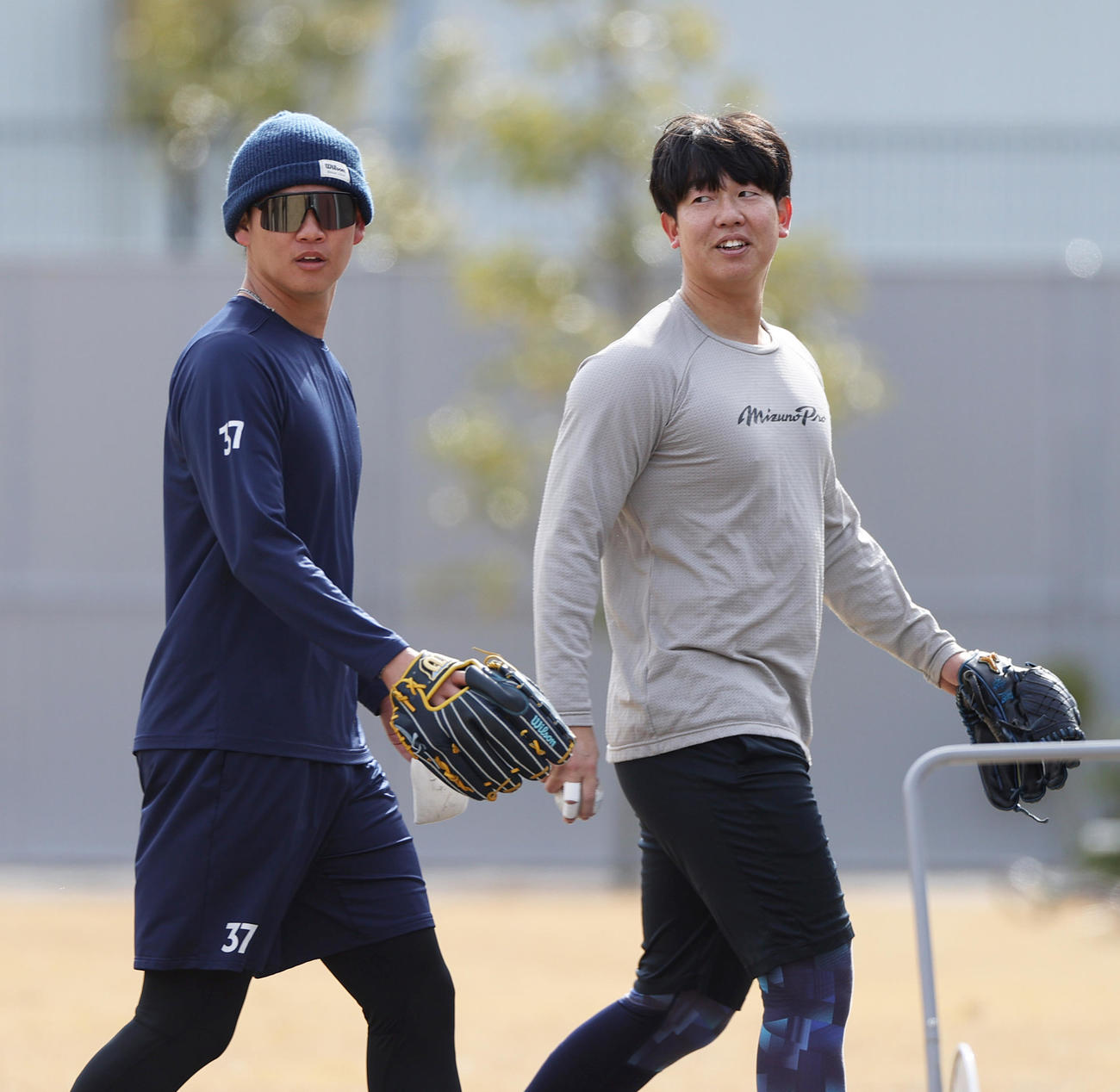 SGLスタジアムで自主トレする阪神及川（左）と阪神畠（撮影・上山淳一）