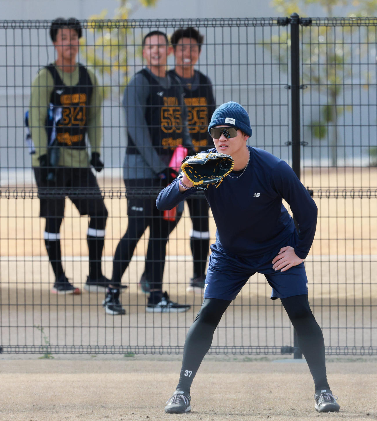 キャッチボールをする阪神及川（右）を見る新入団の左から岡城、能登、谷端（撮影・上田博志）
