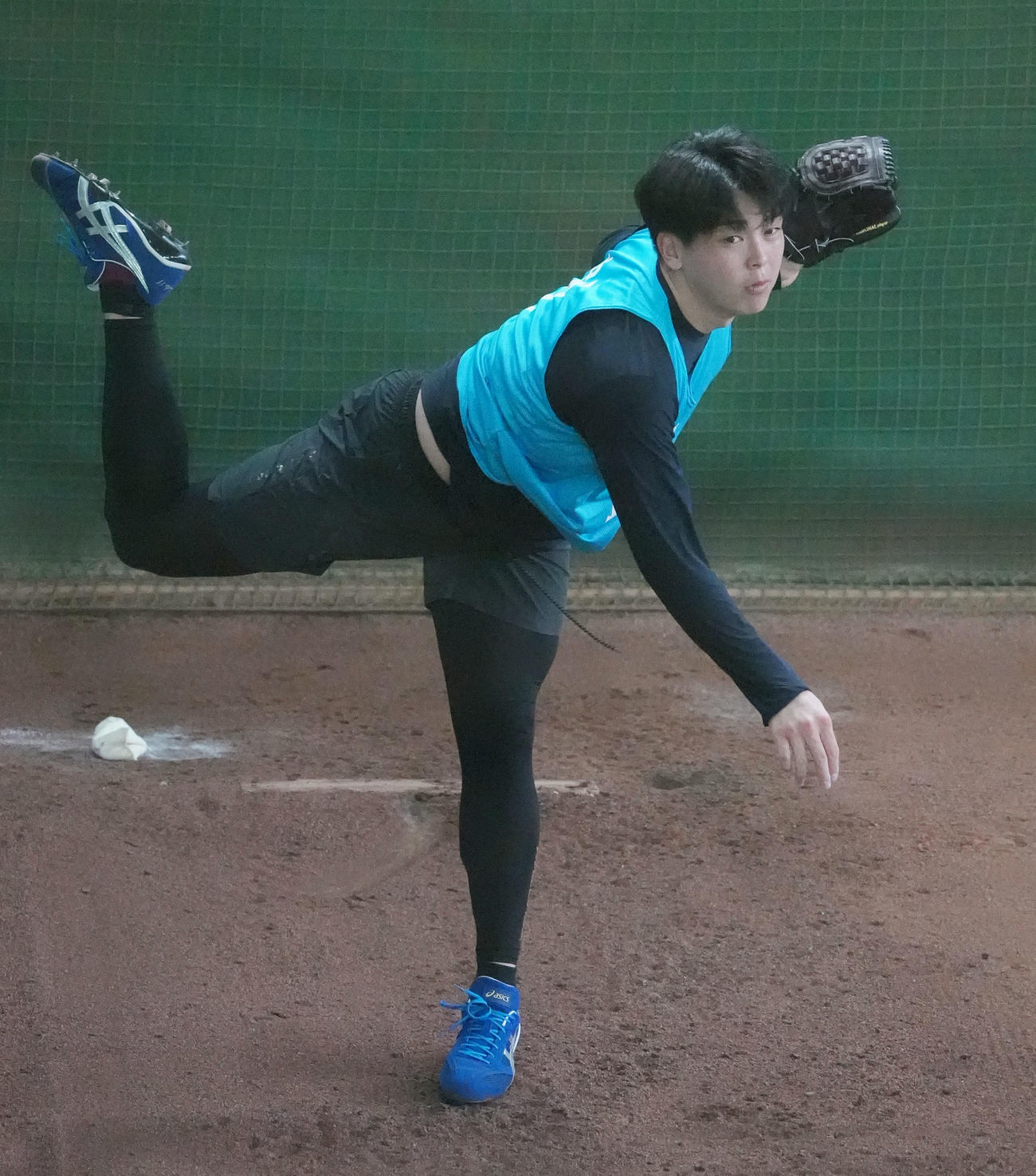 ブルペンに入り投球練習をする中日中西（撮影・森本幸一）