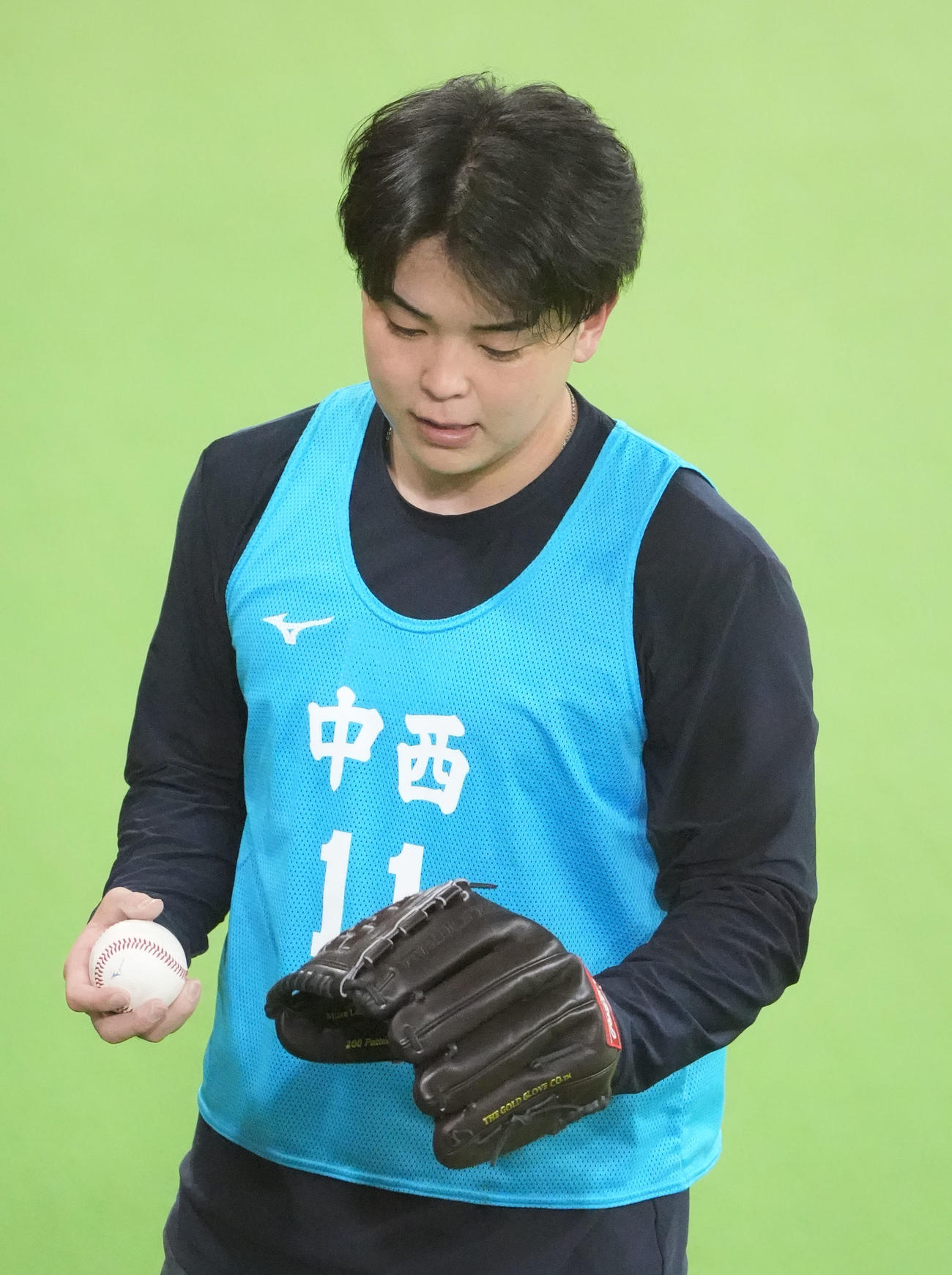 投球練習後、グラブを見つめる中日中西（撮影・森本幸一）