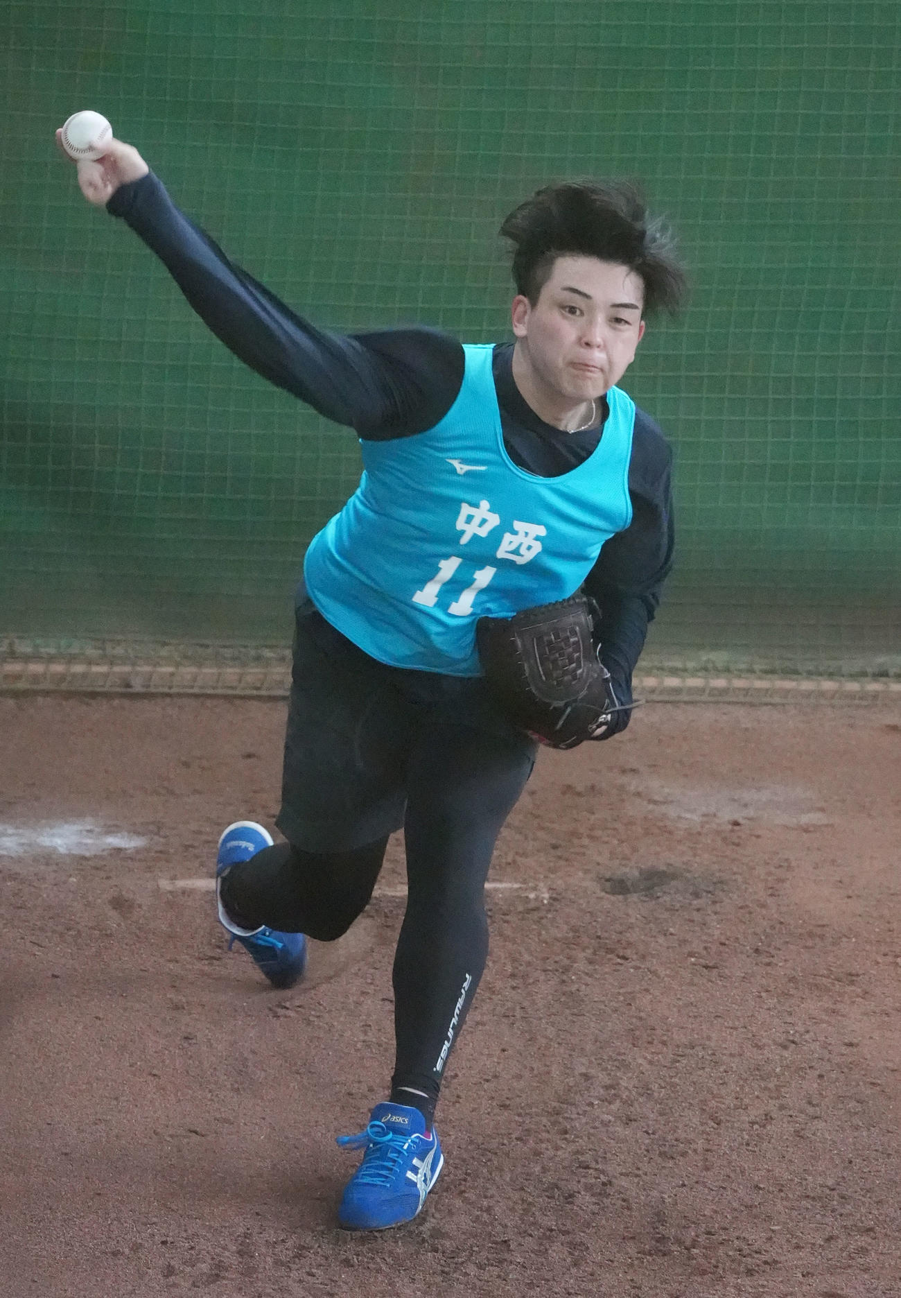 ブルペンに入り投球練習をする中日中西（撮影・森本幸一）
