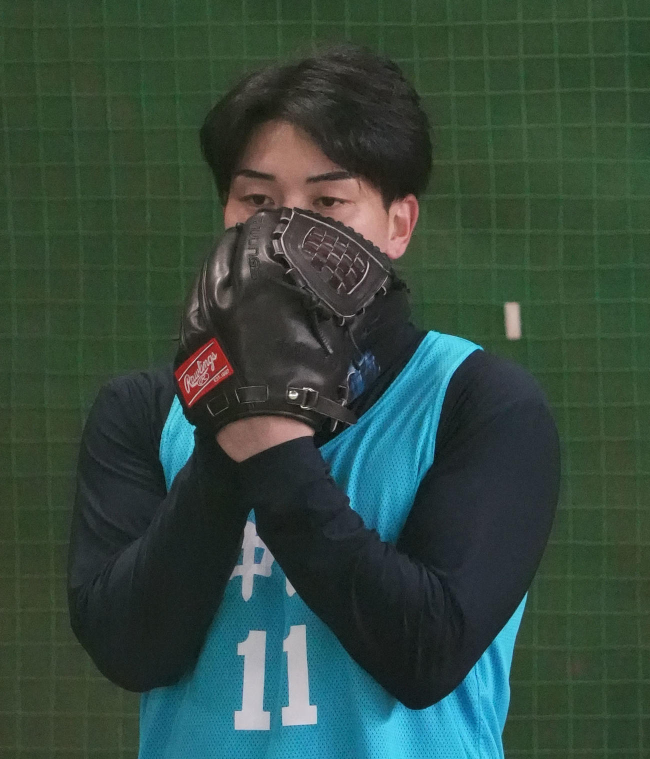 ブルペンに入り投球練習をする中日中西（撮影・森本幸一）