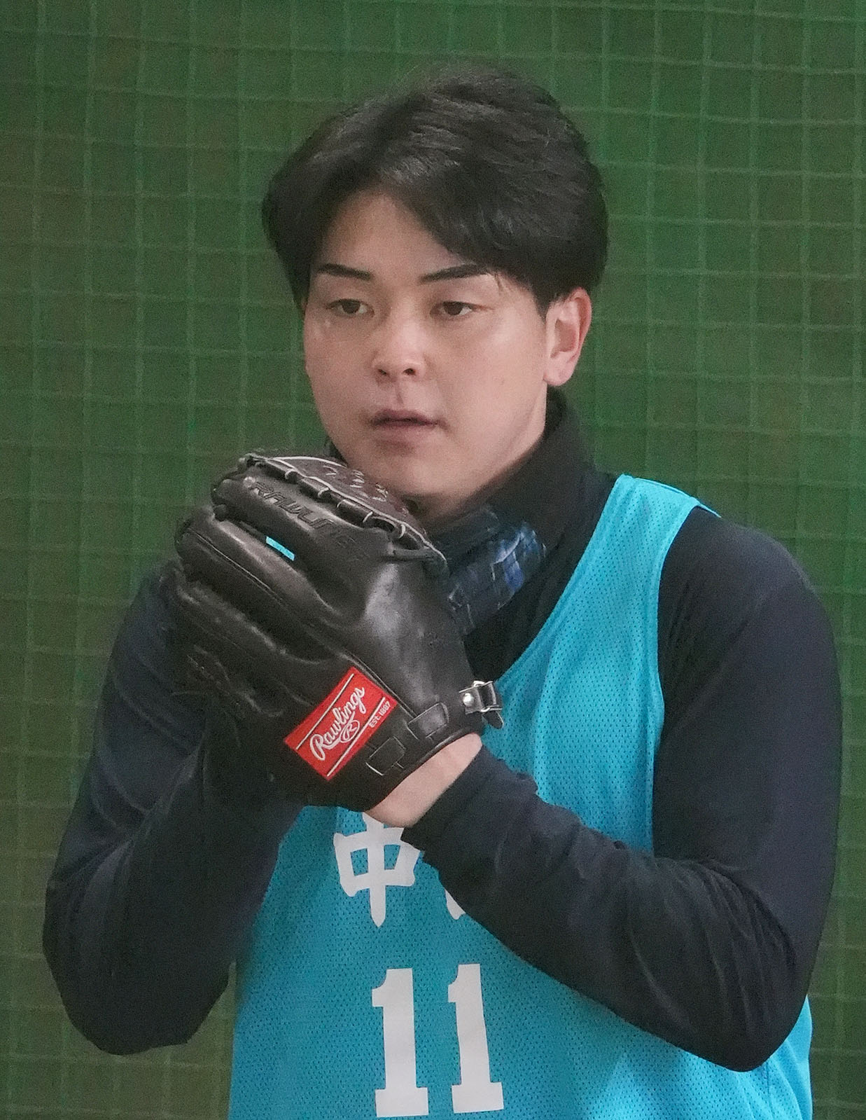 ブルペンに入り投球練習をする中日中西（撮影・森本幸一）