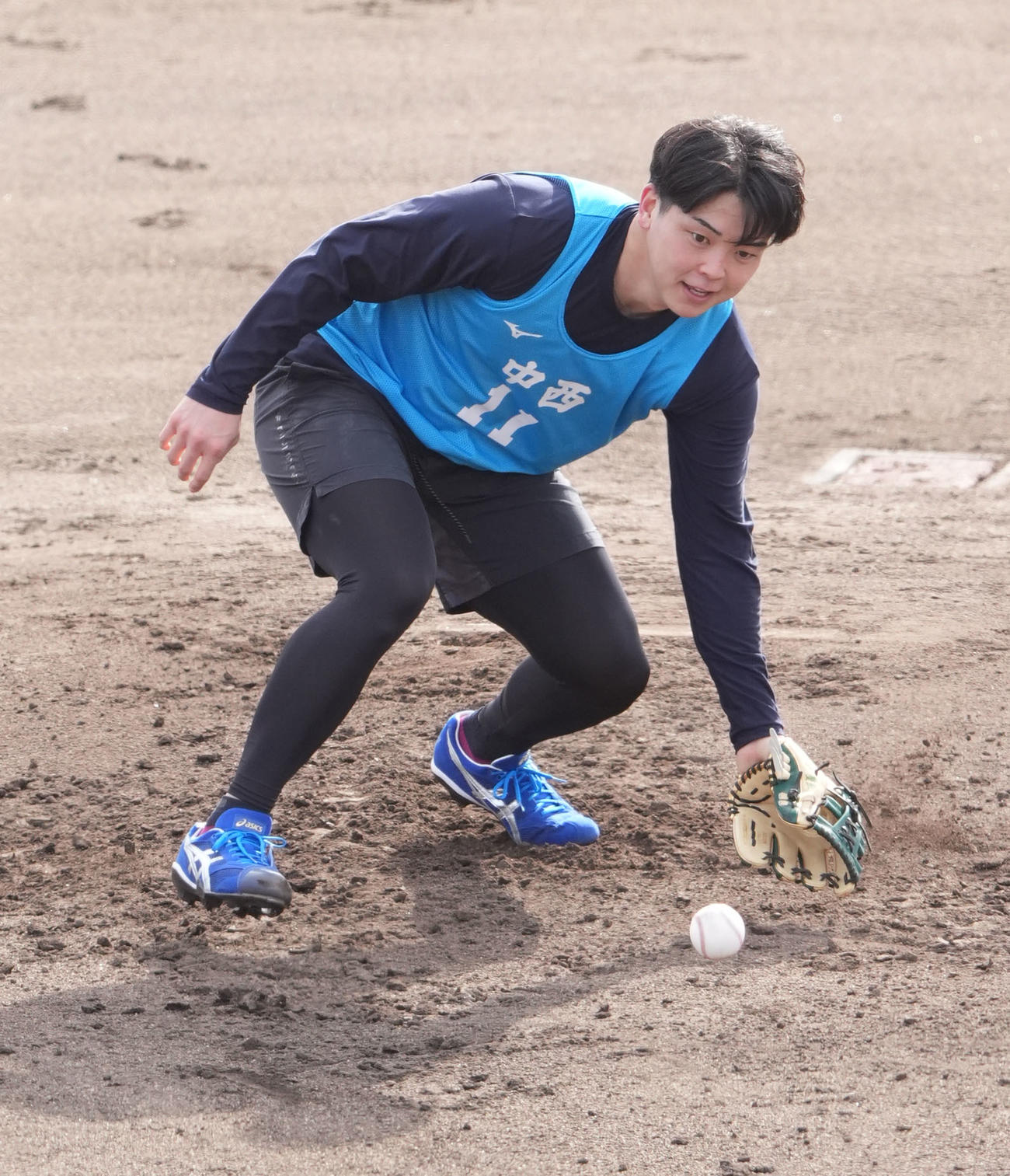 ノックを受ける中日中西（撮影・森本幸一）