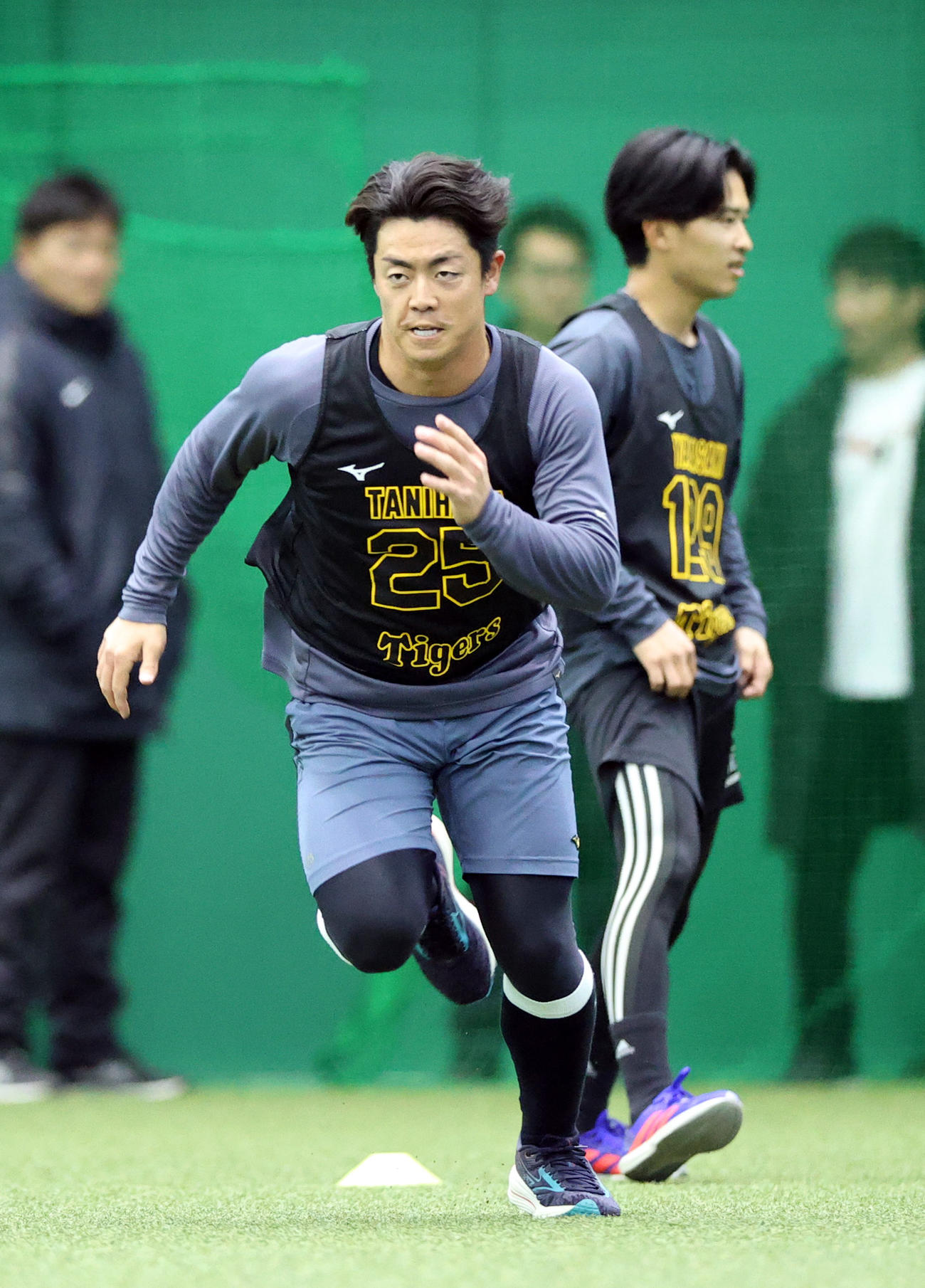 新人合同自主トレでダッシュする阪神谷端（撮影・上山淳一）