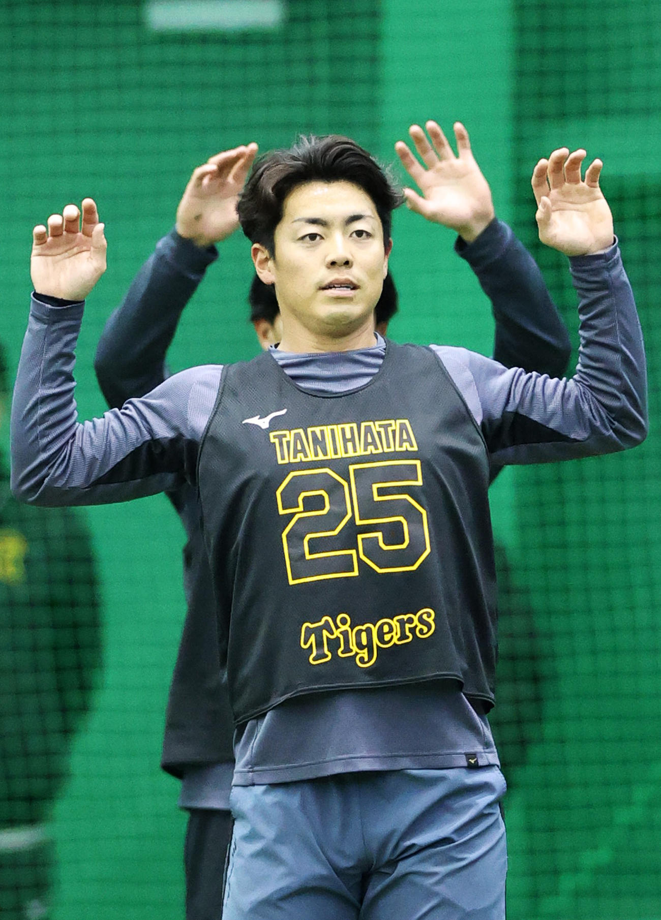 室内で新人合同自主トレする阪神谷端（撮影・上山淳一）