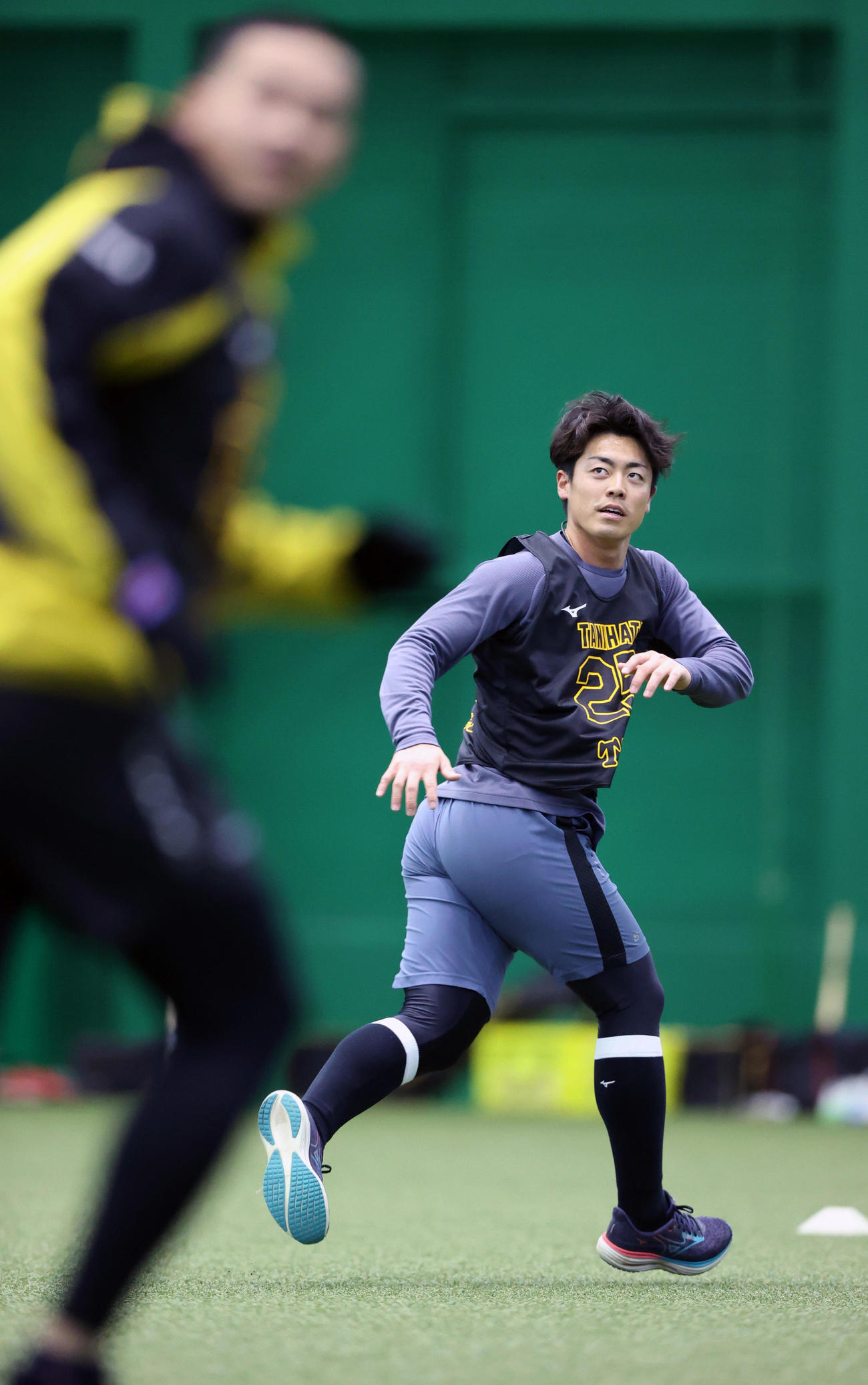 室内で新人合同自主トレする阪神谷端（撮影・上山淳一）