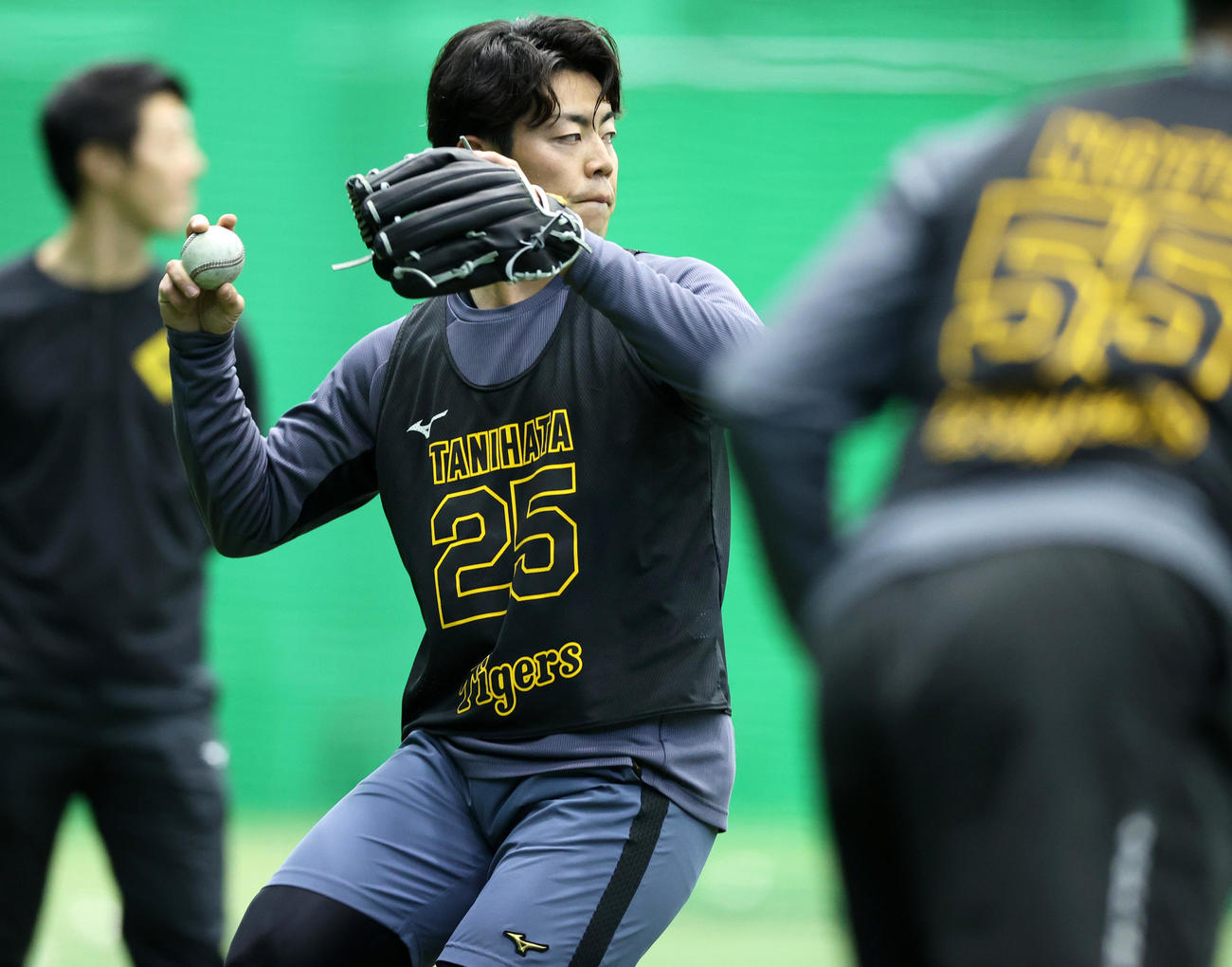 室内で新人合同自主トレする阪神谷端（撮影・上山淳一）