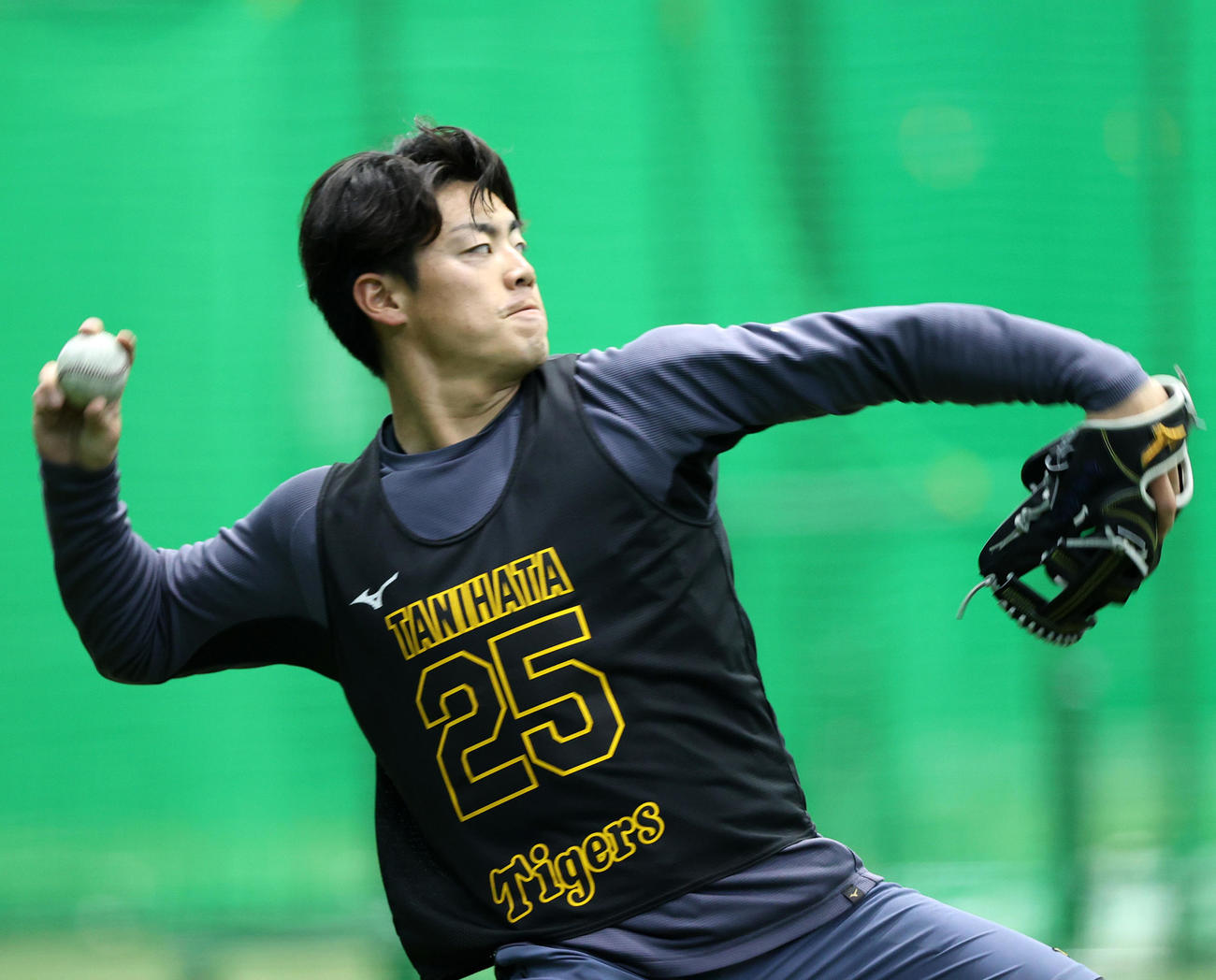室内で新人合同自主トレする阪神谷端（撮影・上山淳一）
