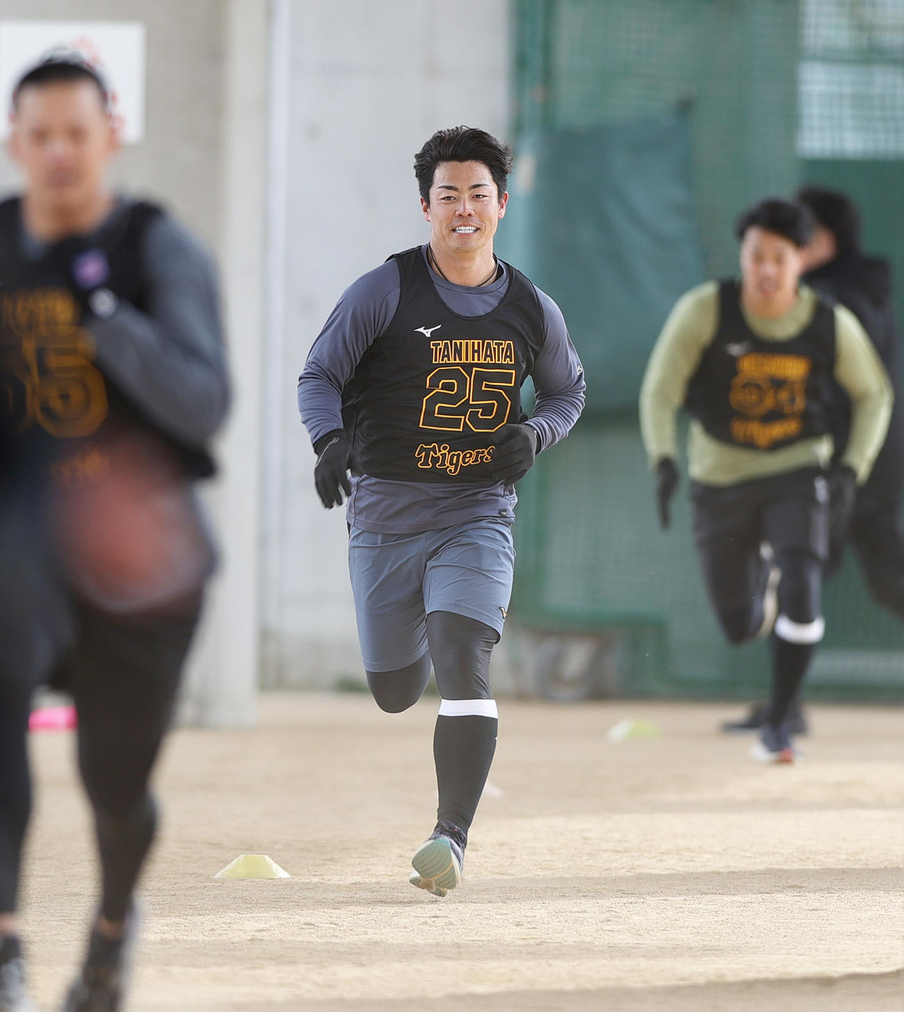 新人合同自主トレする阪神谷端（撮影・上山淳一）