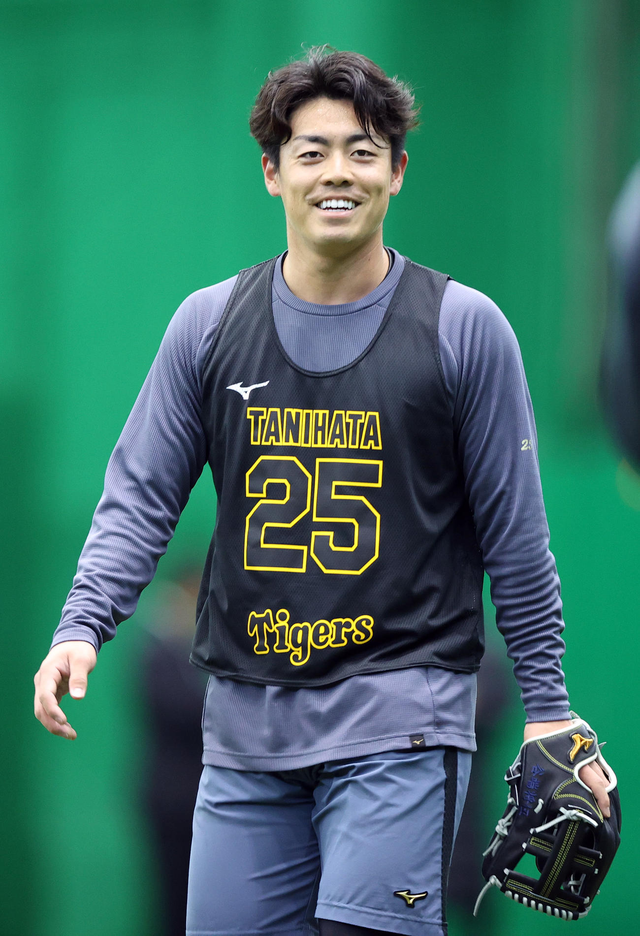 室内で新人合同自主トレする阪神谷端（撮影・上山淳一）