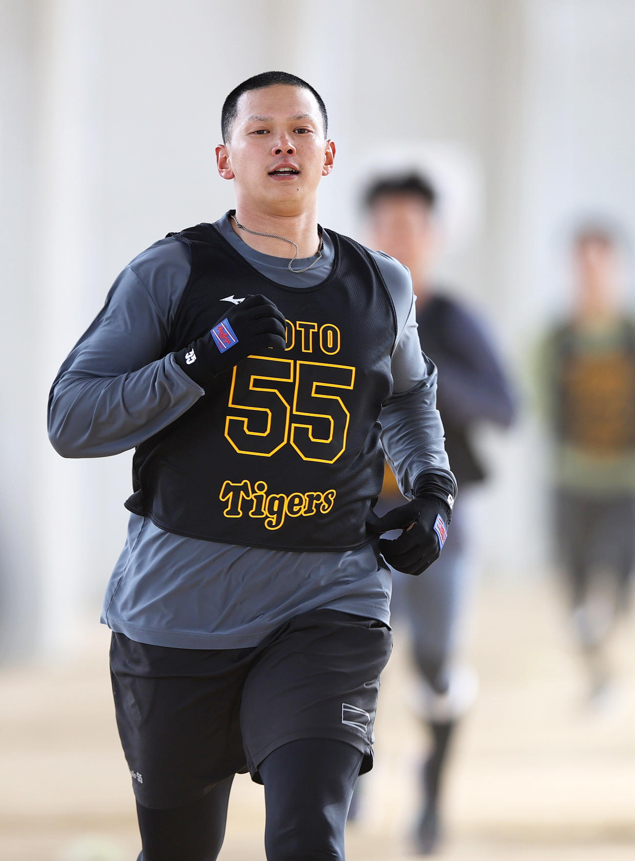 新人合同自主トレでランニングをする阪神能登（撮影・上山淳一）