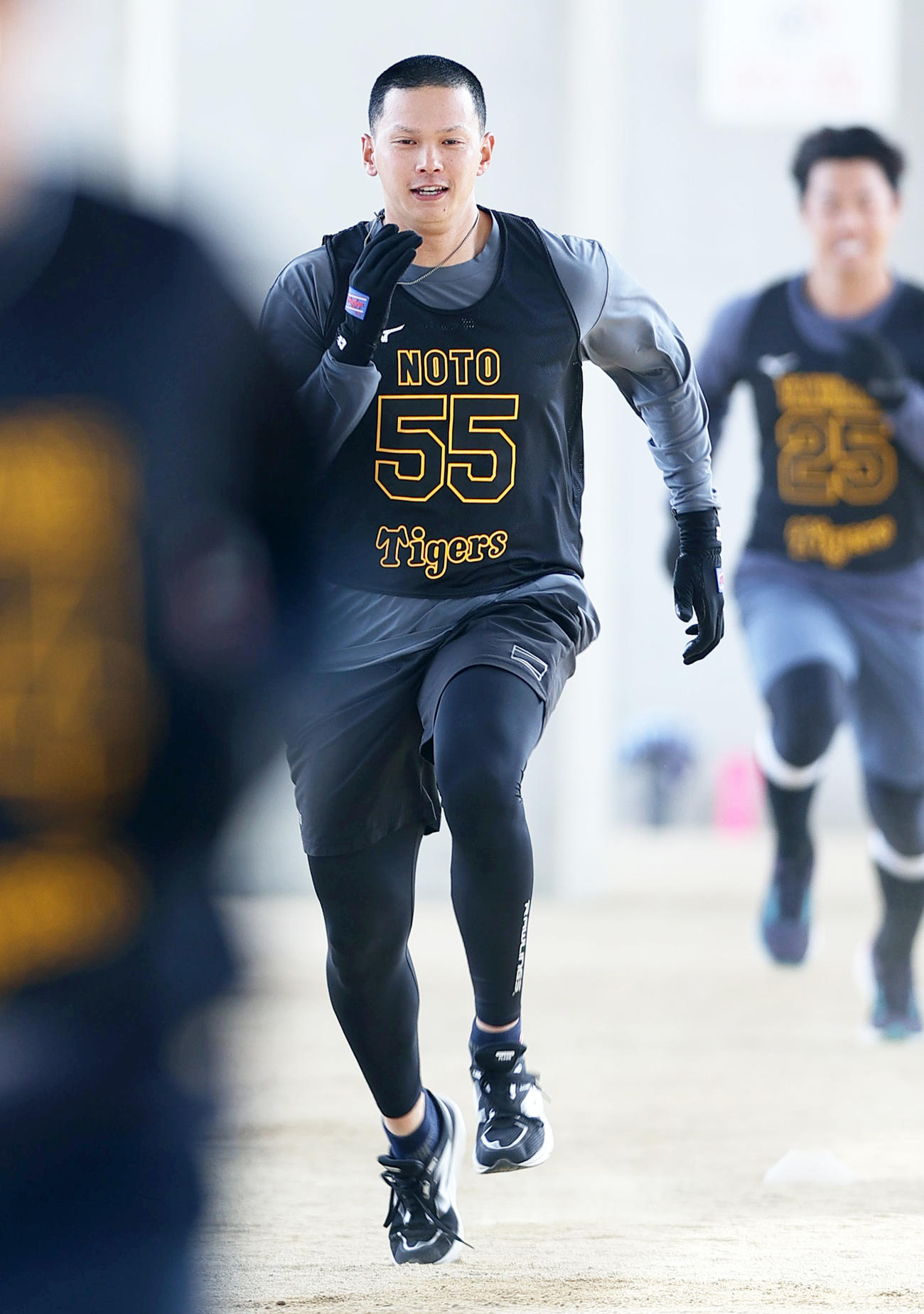 新人合同自主トレする阪神能登（撮影・上山淳一）
