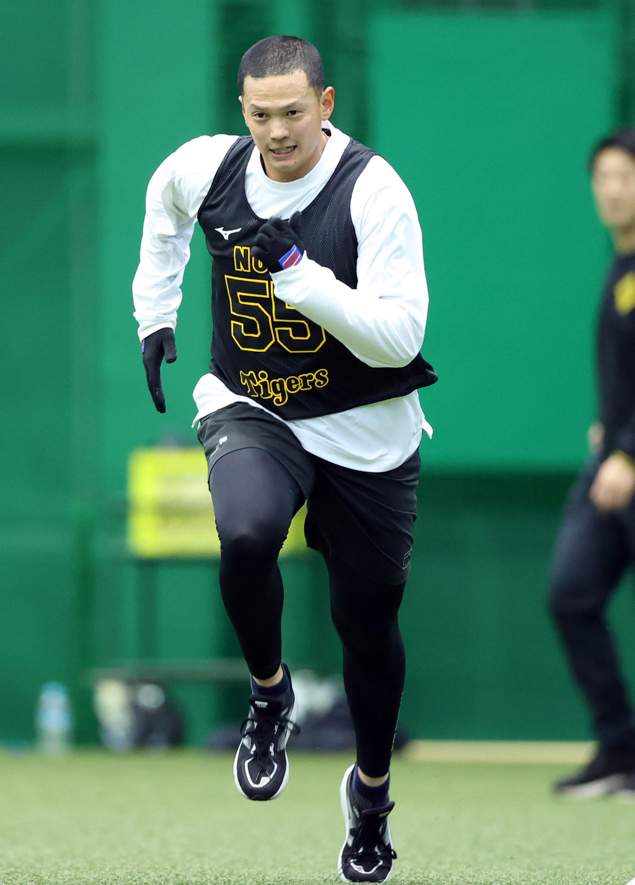 室内で新人合同自主トレする阪神能登（撮影・上山淳一）