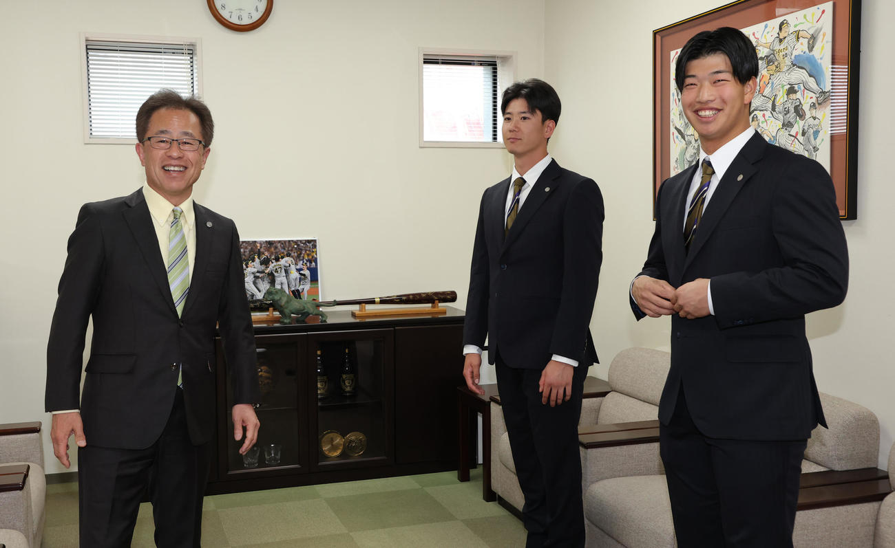 阪神の20歳記念品贈呈式に出席した山田（中央）と百崎。左は粟井社長