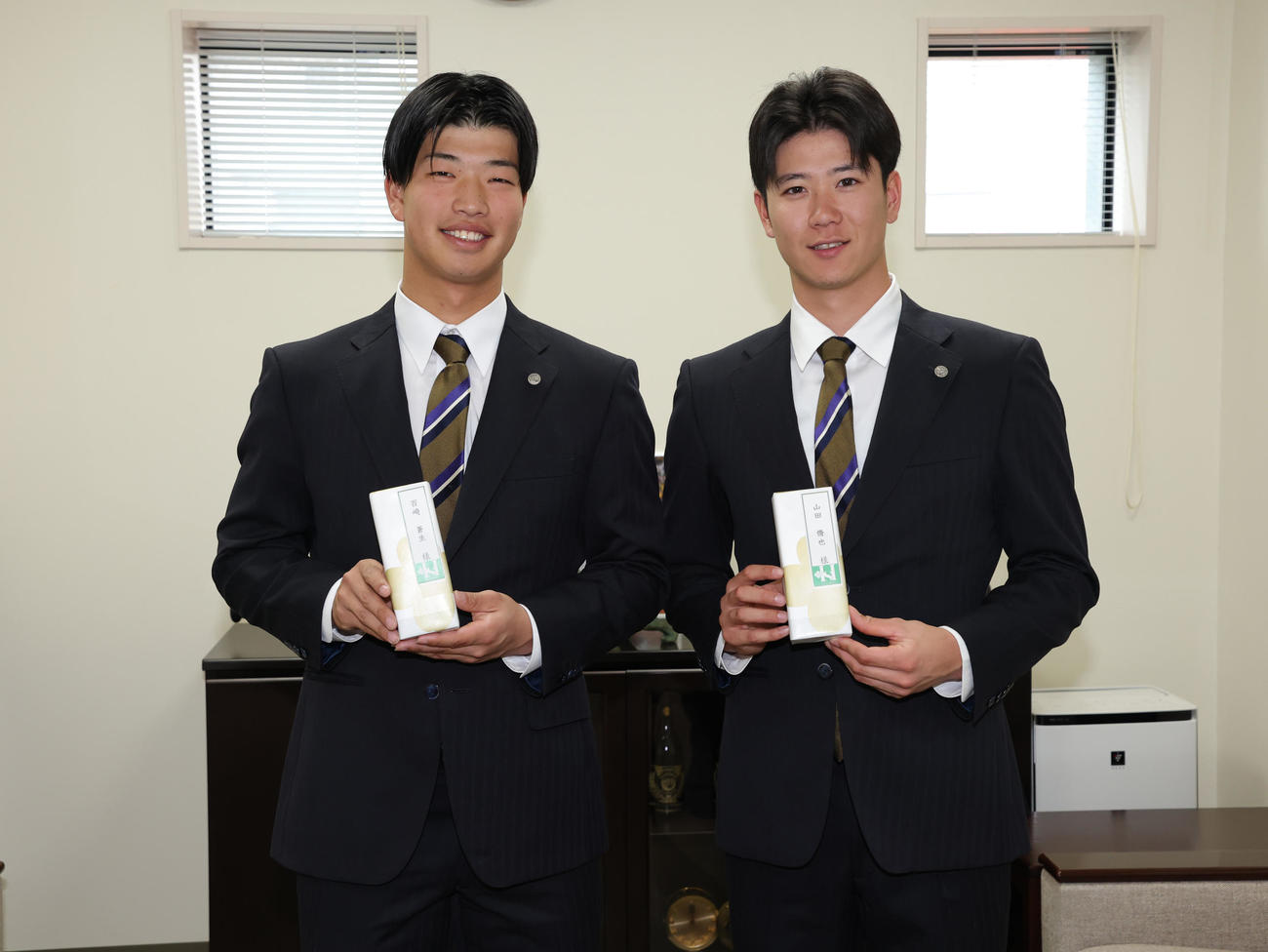 阪神の20歳記念品贈呈式に出席した百崎（左）と山田