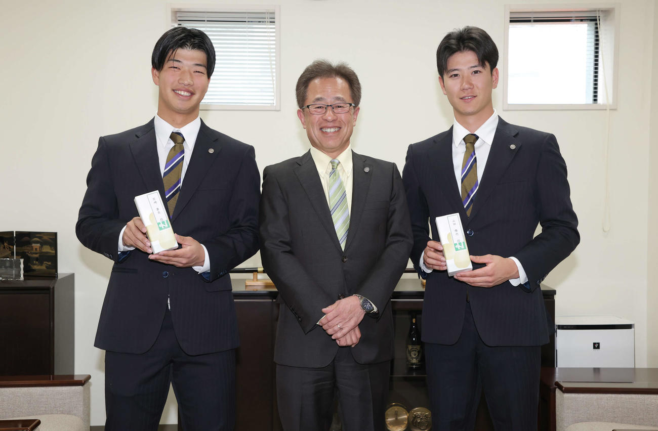阪神の20歳記念品贈呈式で記念撮影にする、左から百崎、粟井社長、山田
