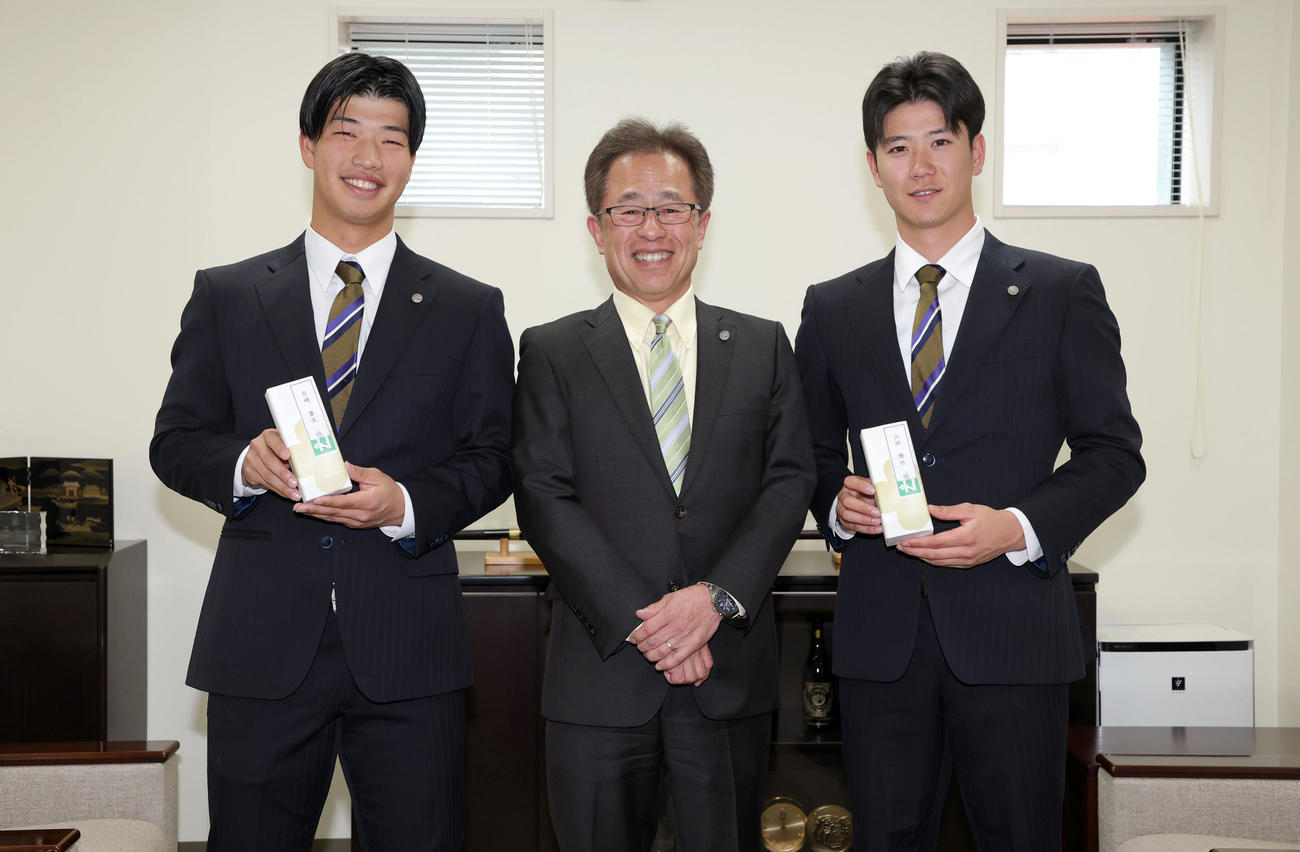 阪神百崎（左）と山田（右）に粟井球団社長から20歳の記念品が贈呈された
