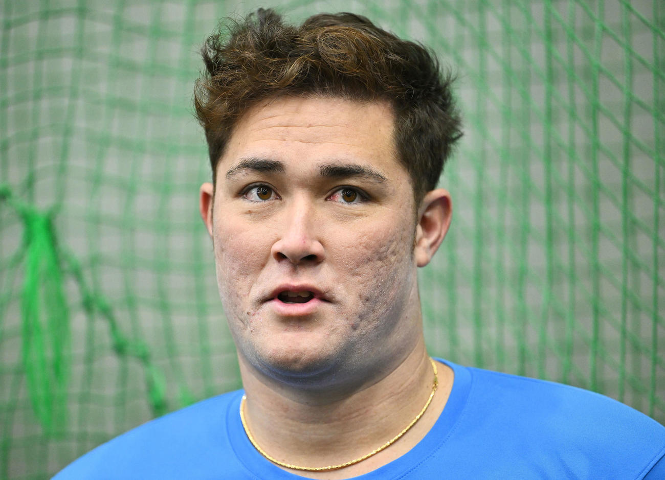 自主トレを公開し取材に応じる巨人リチャード（撮影・滝沢徹郎）