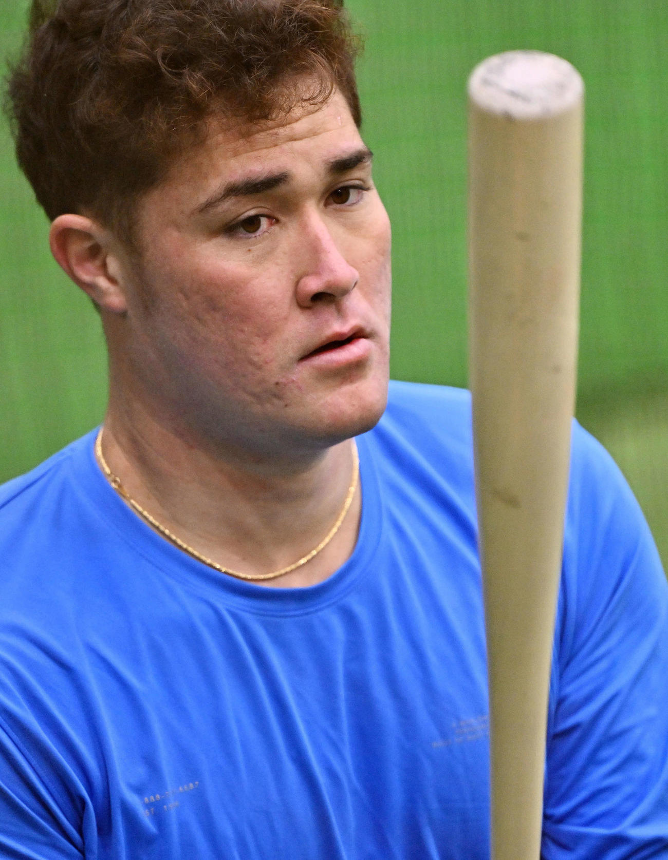 自主トレでバットを見つめる巨人リチャード（撮影・滝沢徹郎）