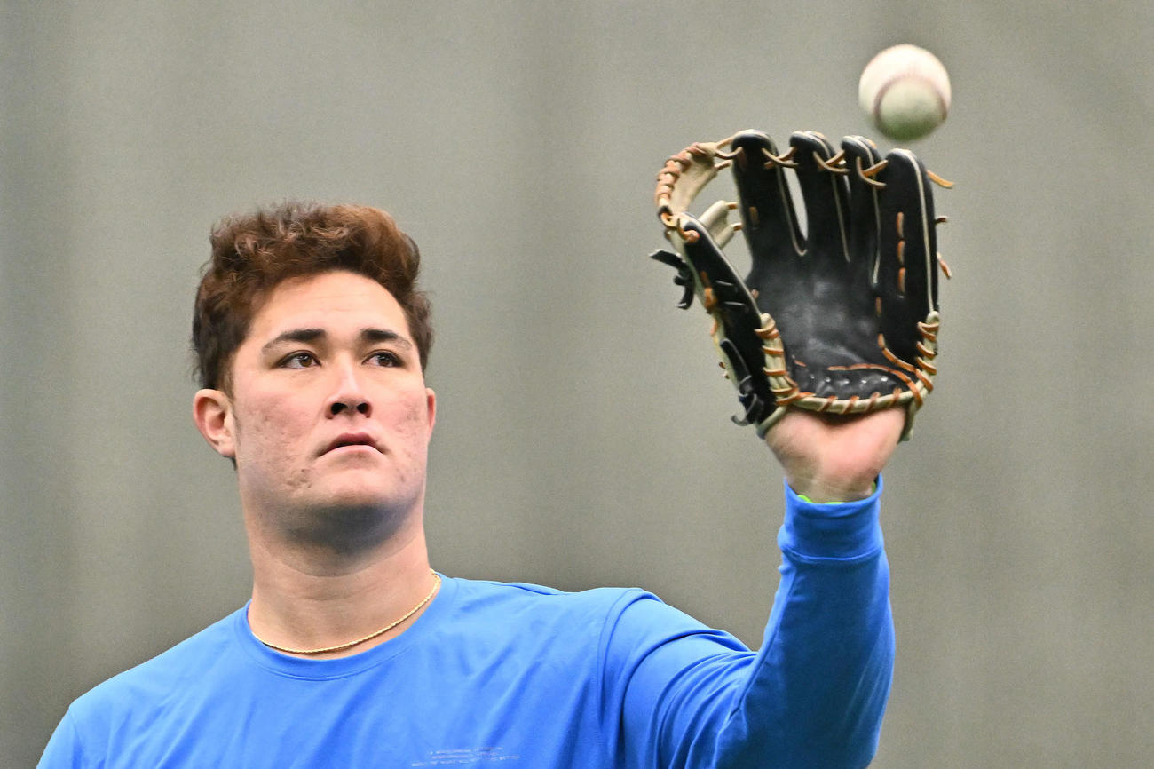 自主トレでキャッチボールする巨人リチャード（撮影・滝沢徹郎）