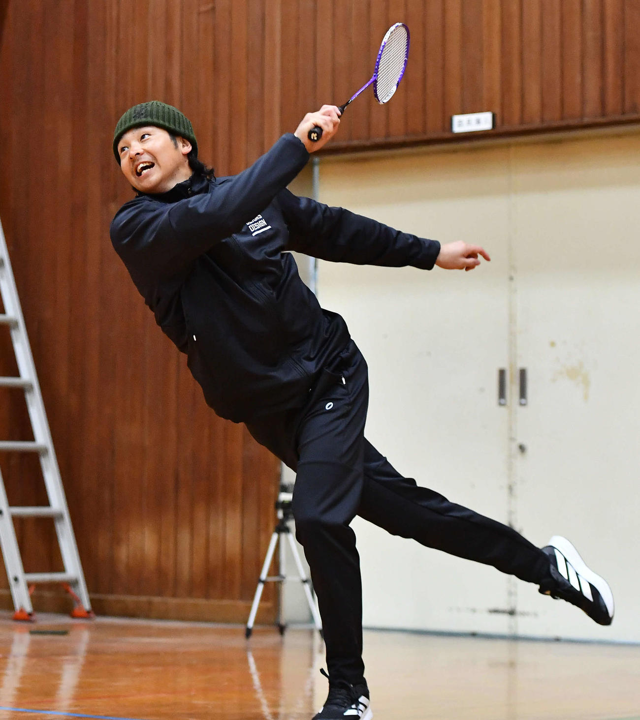 バドミントンを行うソフトバンク川瀬（撮影・岩下翔太）
