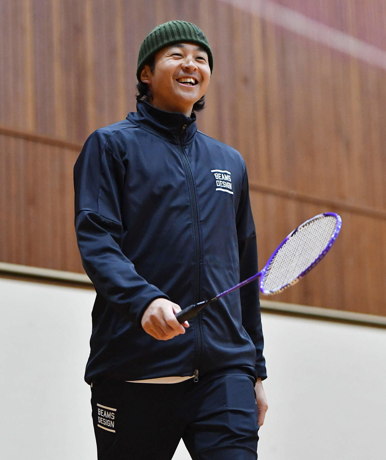 バドミントンを行うソフトバンク川瀬（撮影・岩下翔太）