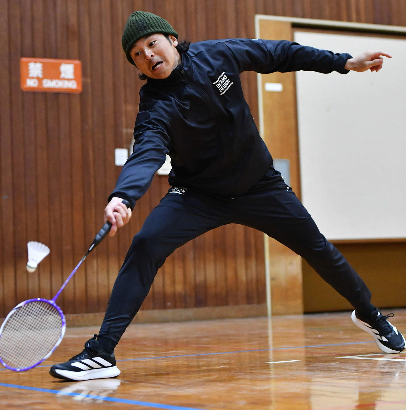 バドミントンを行うソフトバンク川瀬（撮影・岩下翔太）