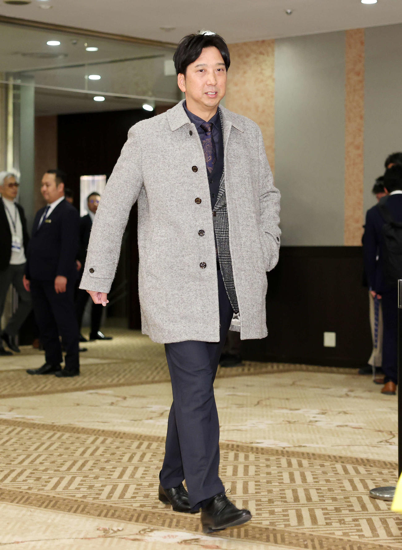 会場入りする阪神藤川監督（撮影・鈴木正人）