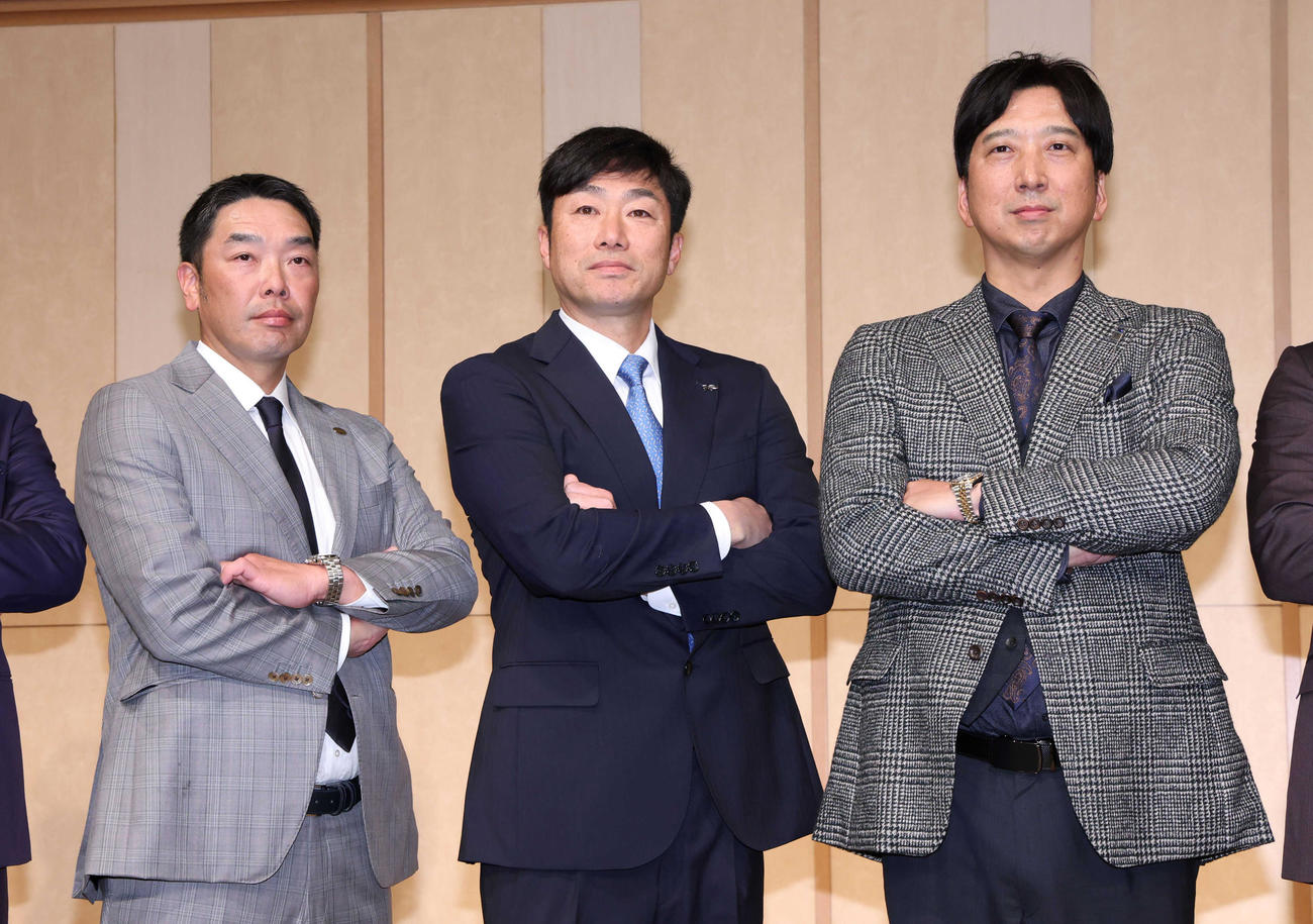 プロ野球12球団監督会議に出席した、左から巨人阿部監督、DeNA相川監督、阪神藤川監督（代表撮影）