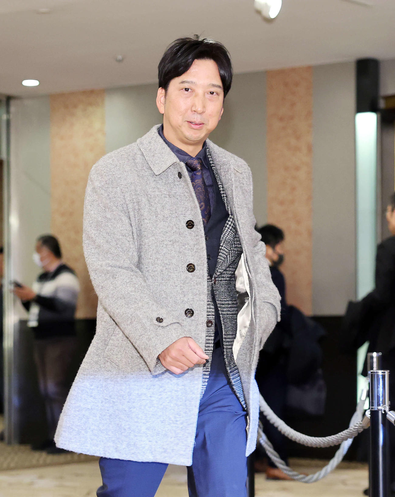 会場入りする阪神藤川監督（撮影・鈴木正人）